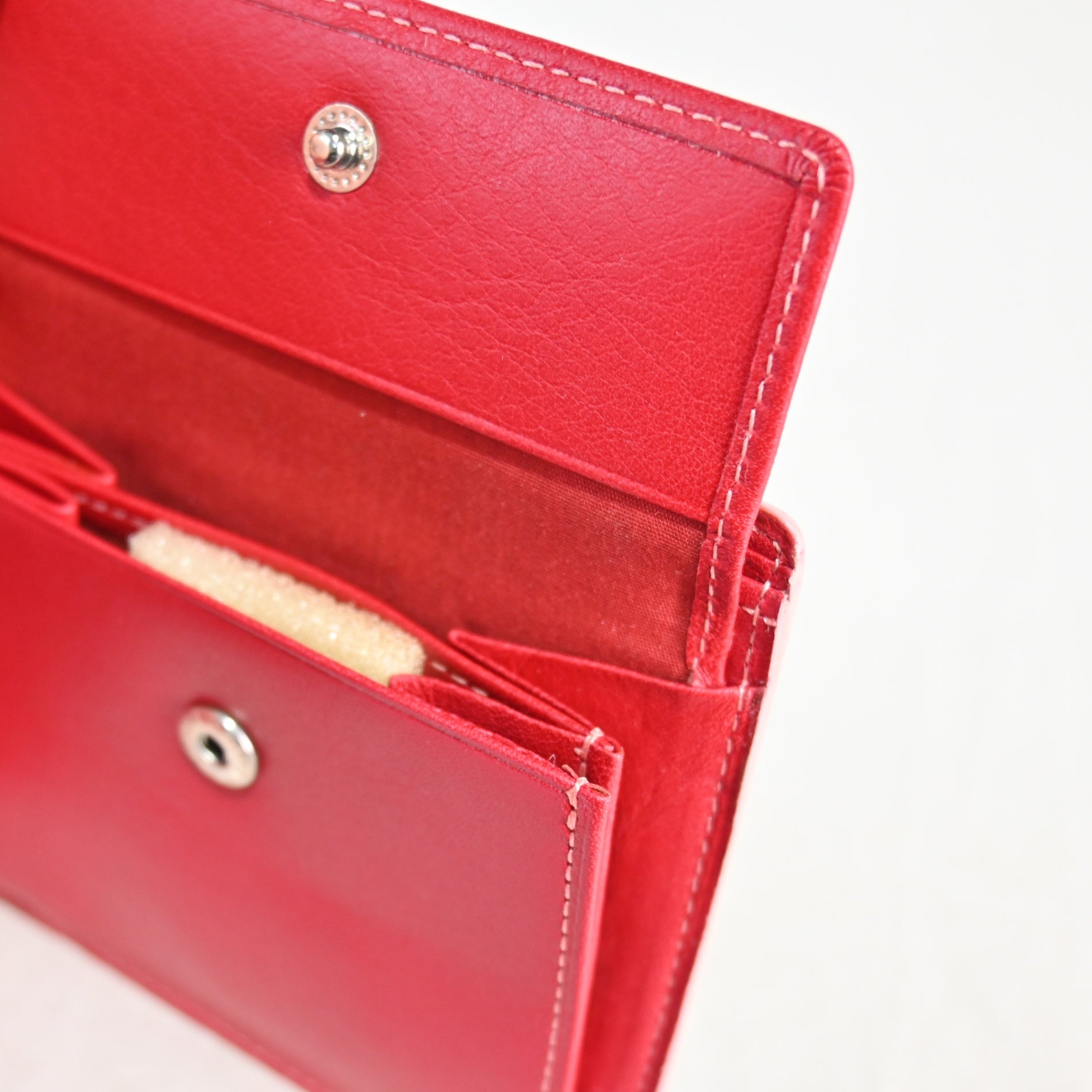 LACOSTE Red color calf leather Bifold wallet Unused / ラコステ カラーカーフレザー 二つ折り財布 赤 未使用