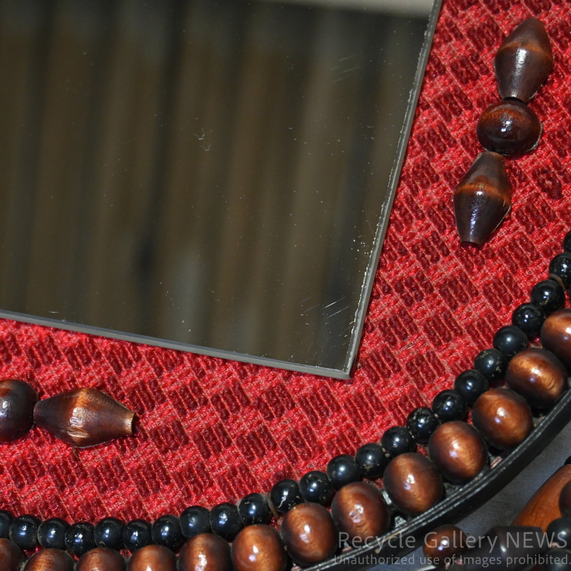 Vintage Wooden Beads Wall Mirror Showa Retro Ethnic Red Black Brown / ヴィンテージ 壁掛け ウッドビーズミラー 八幡山ボウル 昭和レトロ エスニック 赤 黒 茶
