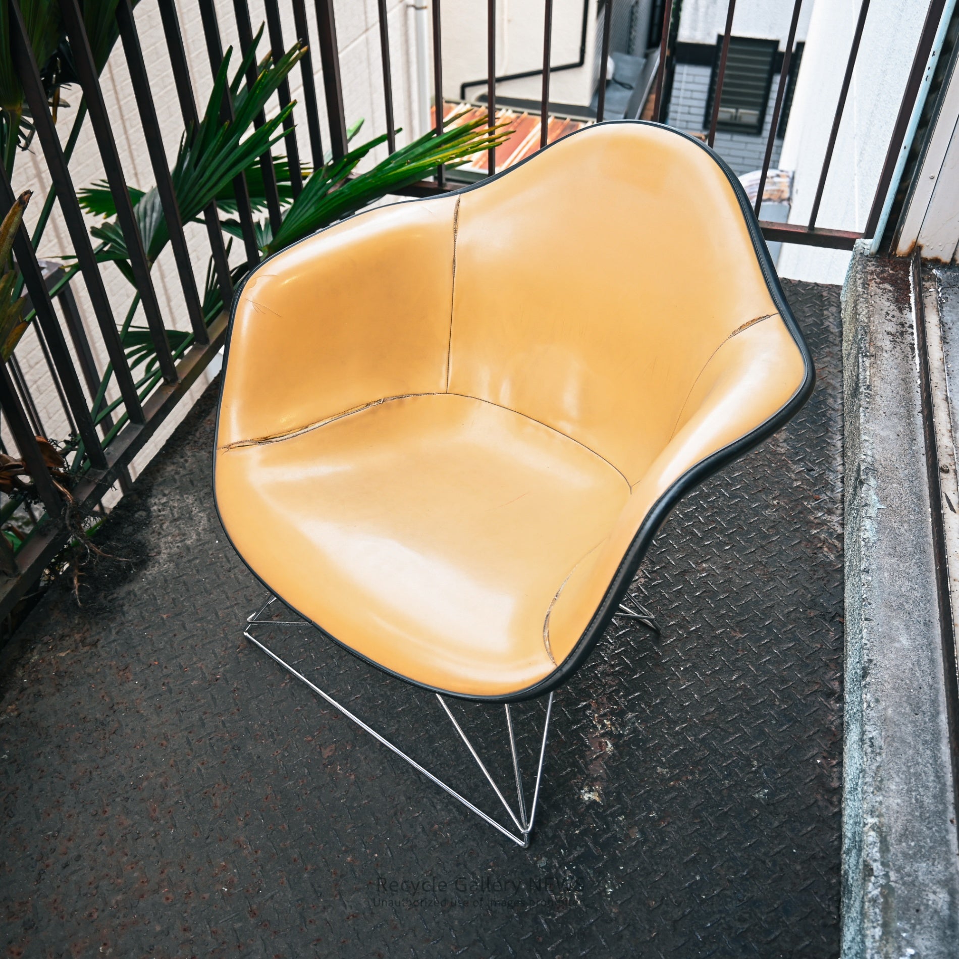 Vintage Herman Miller Eames 1st Generation Arm Shell Chair American Mid Century With Damage / ハーマンミラー イームズ アームシェルチェア 1ｓｔ ﾀﾞﾒｰｼﾞ イームズ夫妻 ミットセンチュリー アメリカ