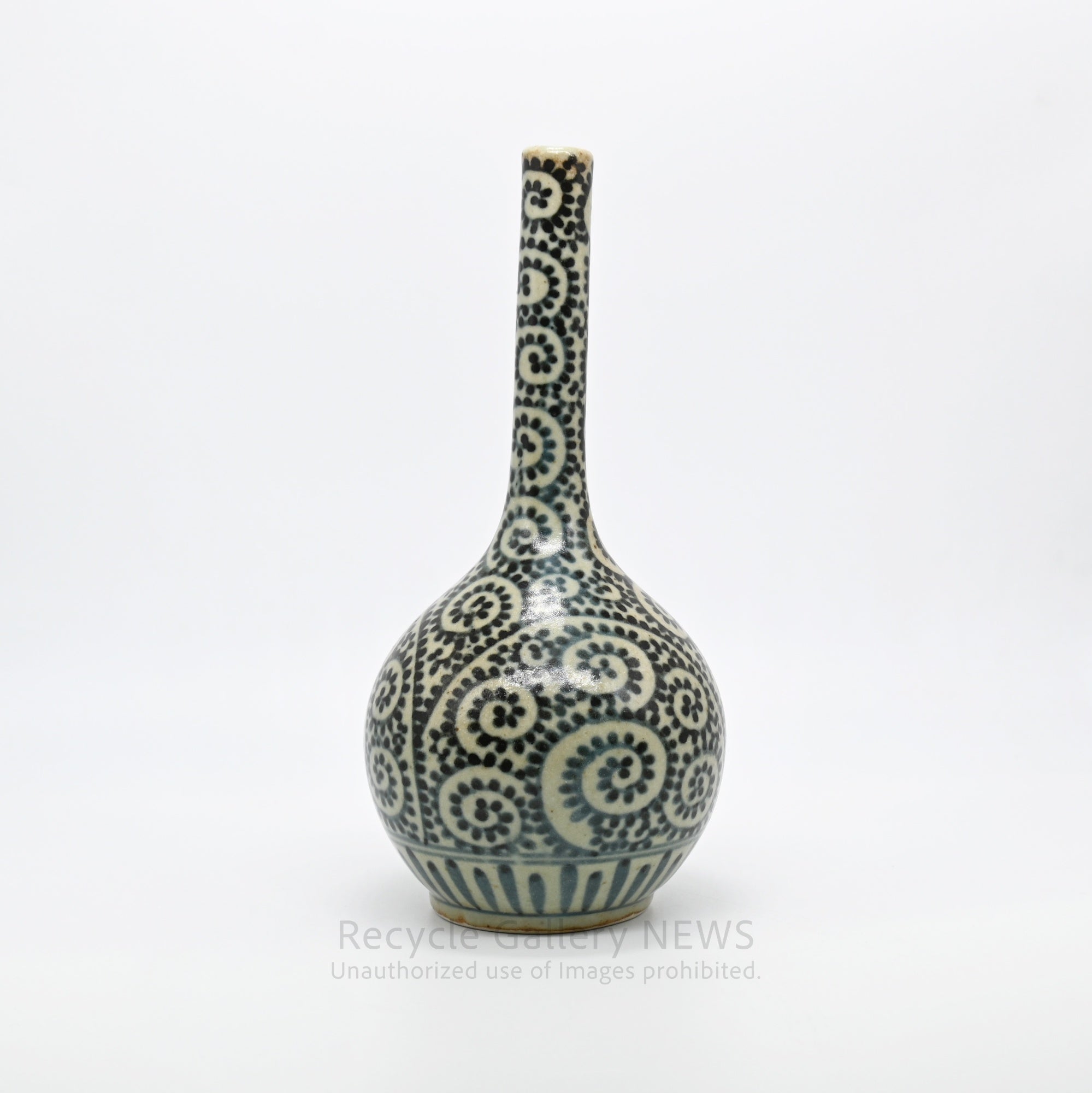 Arita Ware Enzaemon Hand-Painted Long Neck Vase Arabesque Design White Blue Black Japanese Porcelain / 有田焼 円左衛門 蛸唐草 鶴首花瓶 一輪挿し 花器 林勉 染付 白磁 藍 和モダン オリエンタル