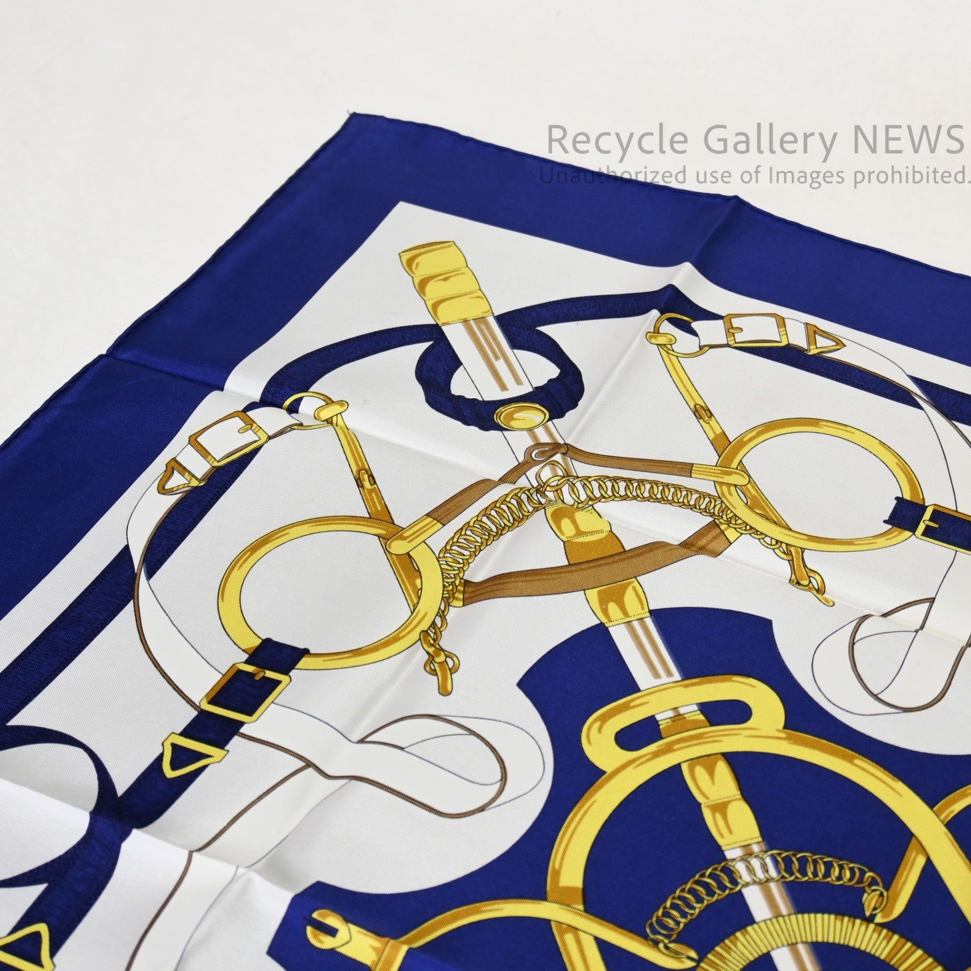 HERMES carré 90 Eperon d'Or Blue Gold France / エルメス カレ90 黄金の拍車 ネイビー ゴールド スカーフ 未使用・新古品 フランス