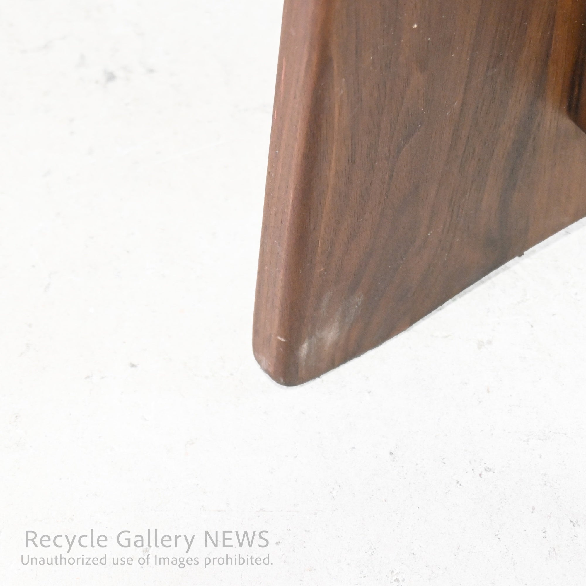 Kuwaya "Ridgeline 48" Solid Wood Multi Stool & Arm Table Japan / 久和屋 リッジライン 48 マルチスツール 日本 ウォールナット ベランダ アームテーブル