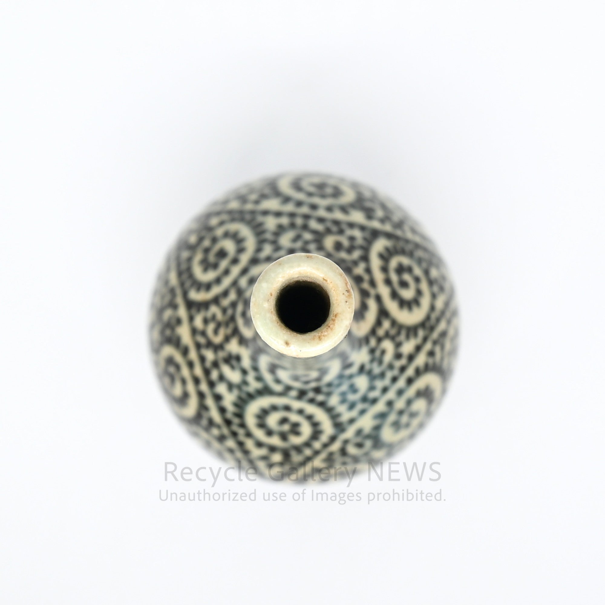 Arita Ware Enzaemon Hand-Painted Long Neck Vase Arabesque Design White Blue Black Japanese Porcelain / 有田焼 円左衛門 蛸唐草 鶴首花瓶 一輪挿し 花器 林勉 染付 白磁 藍 和モダン オリエンタル
