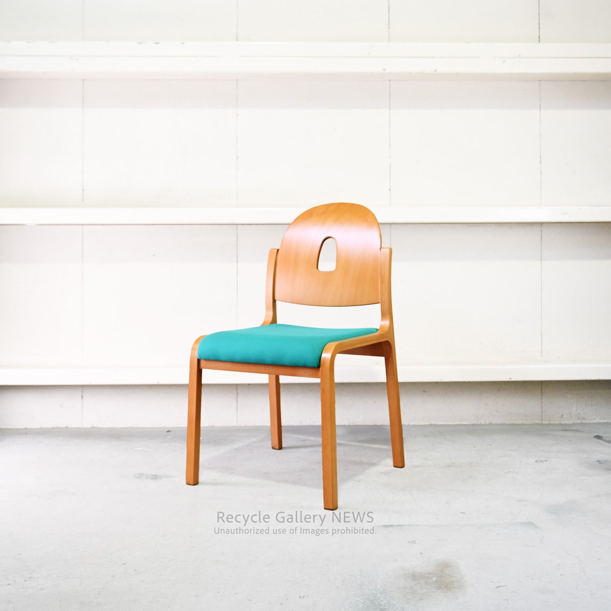 Tendo Mokko Wooden Green fabric Dining Chair with Accent Color Robust Craftsmanship / 天童木工 グリーンファブリック ダイニングチェア 木製 差し色 職人技 堅牢