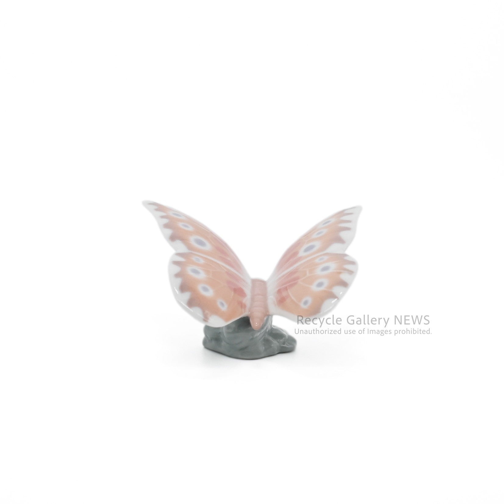NAO by Lladro Porcelain Pink Butterfly Figurine / ナオ リヤドロ 蝶々モチーフ 磁器 フィギュリン オブジェ ピンク パステルカラー