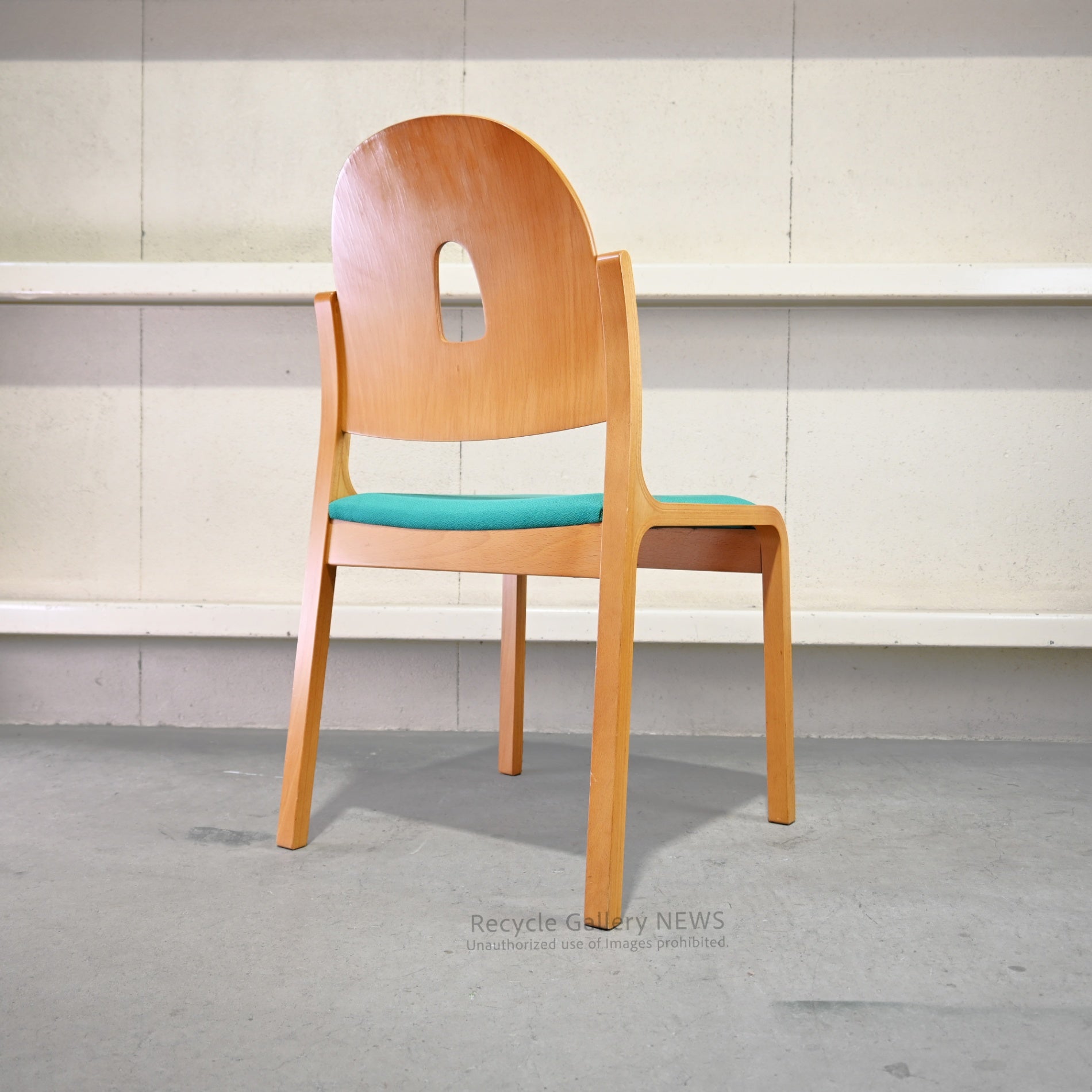 Tendo Mokko Wooden Green fabric Dining Chair with Accent Color Robust Craftsmanship / 天童木工 グリーンファブリック ダイニングチェア 木製 差し色 職人技 堅牢