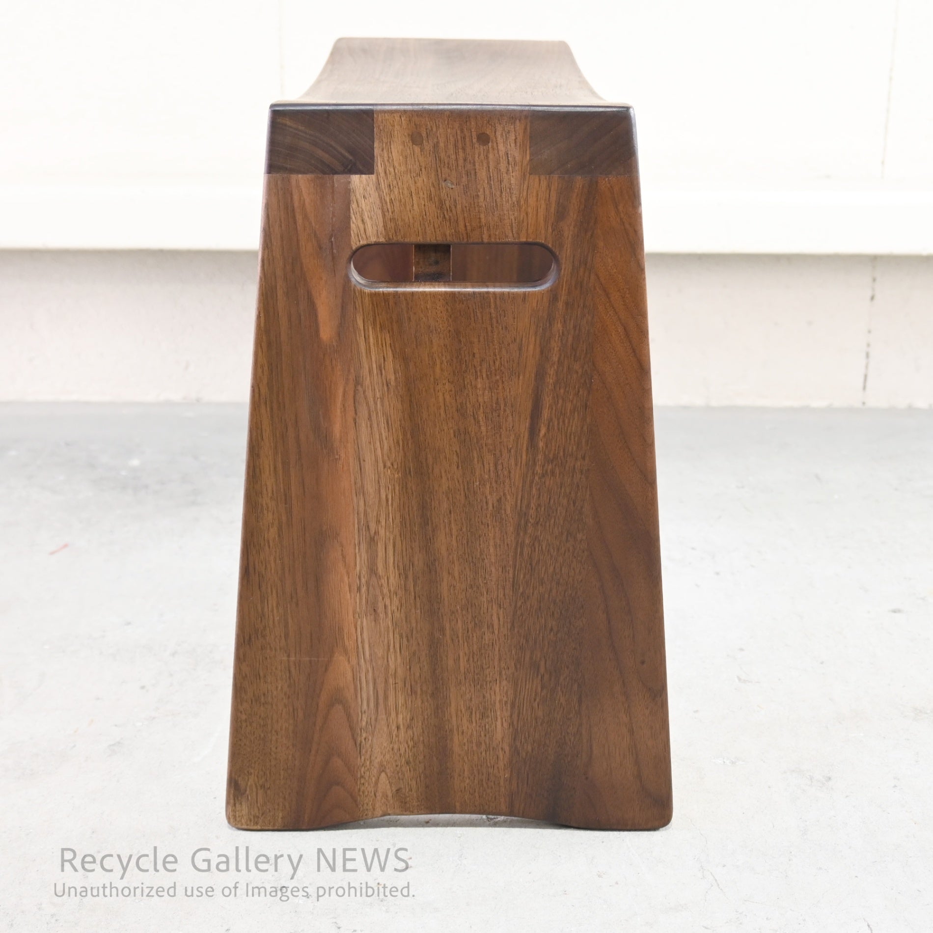 Kuwaya "Ridgeline 48" Solid Wood Multi Stool & Arm Table Japan / 久和屋 リッジライン 48 マルチスツール 日本 ウォールナット ベランダ アームテーブル