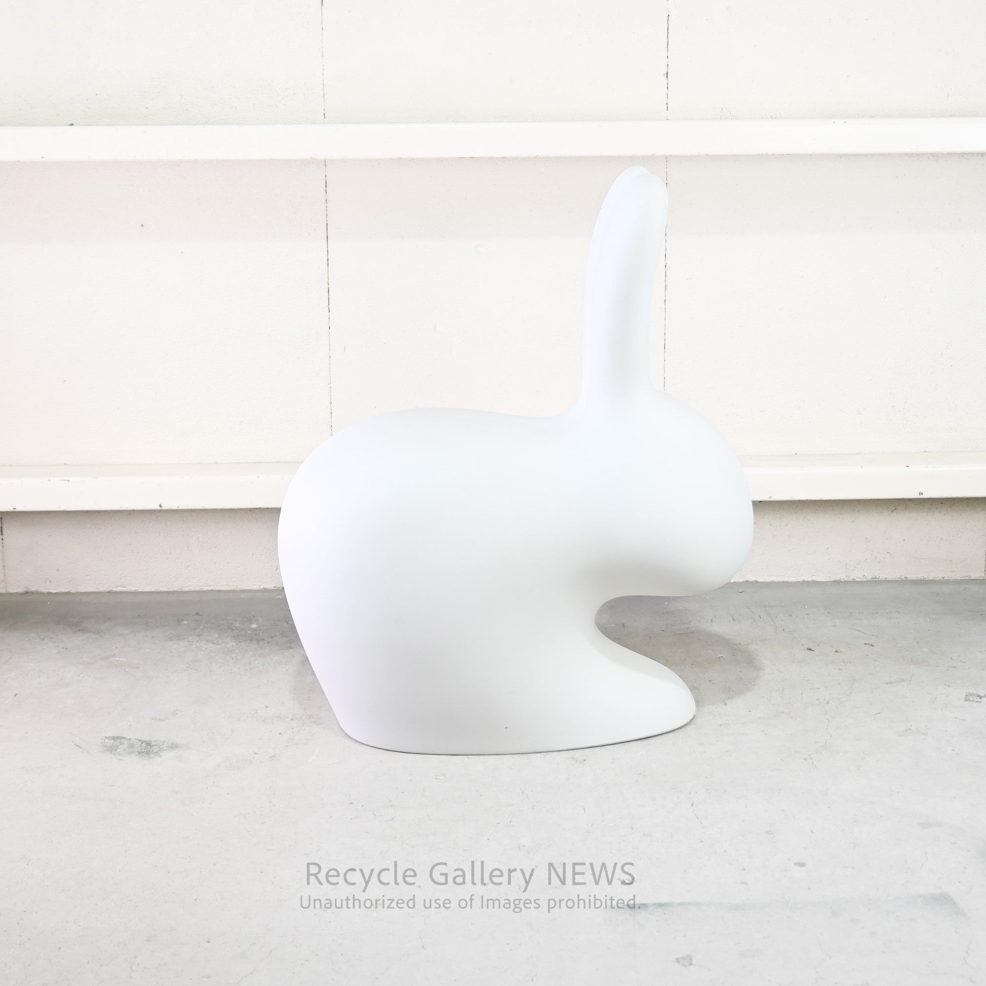 Qeeboo White Rabbit Chair White Italian  Polyethylene Playful Storybook Design Indoor & Outdoor Use / クイーブー ラビットチェア  イタリア 物語 遊び心 ホワイト ポリエチレン 内外兼用