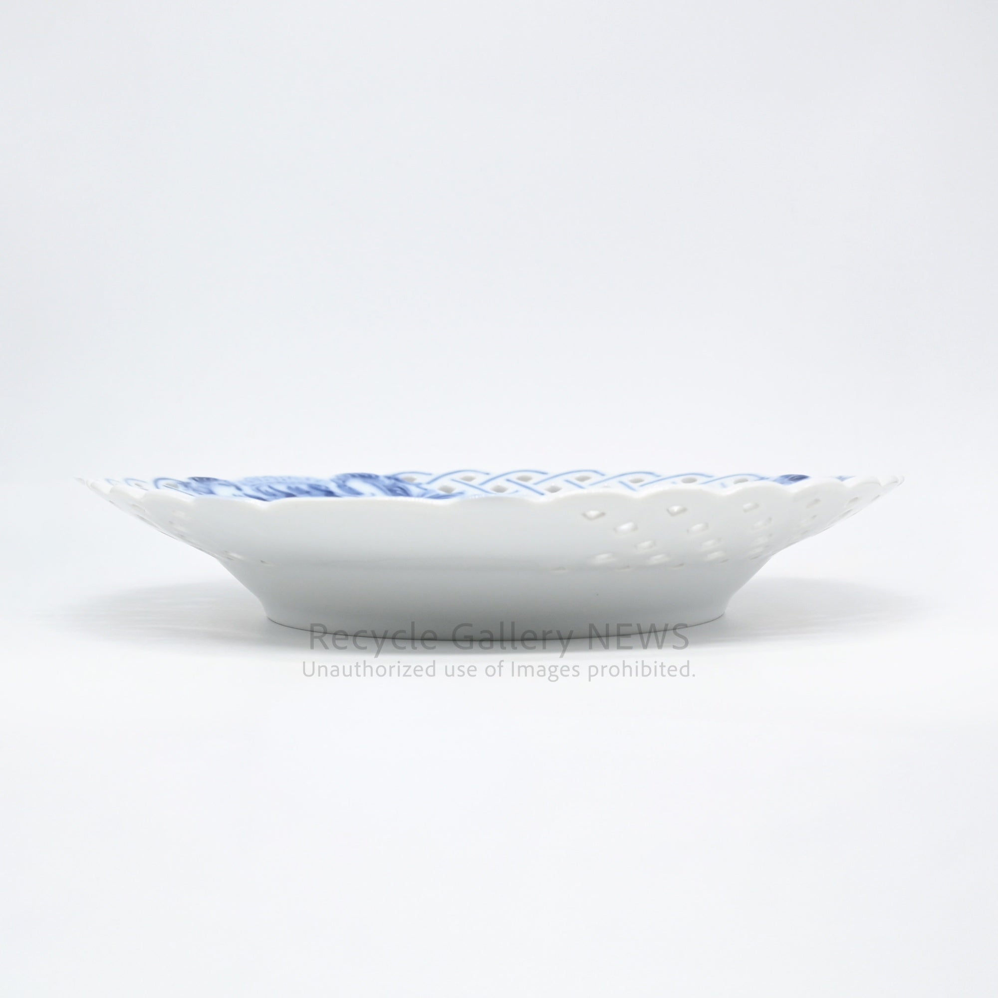 Royal Copenhagen "Blue Flower" Open Work Prate White Cobalt Blue Porcelain / ロイヤル・コペンハーゲン ブルーフラワー 透かし彫り 皿 プレート 白 青 磁器 北欧食器