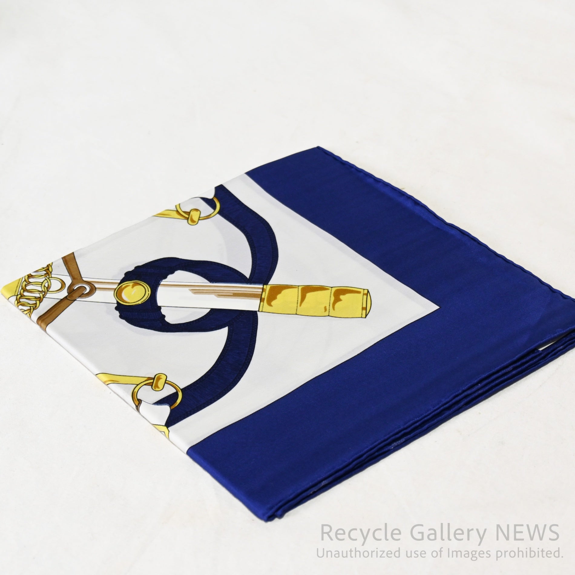 HERMES carré 90 Eperon d'Or Blue Gold France / エルメス カレ90 黄金の拍車 ネイビー ゴールド スカーフ 未使用・新古品 フランス