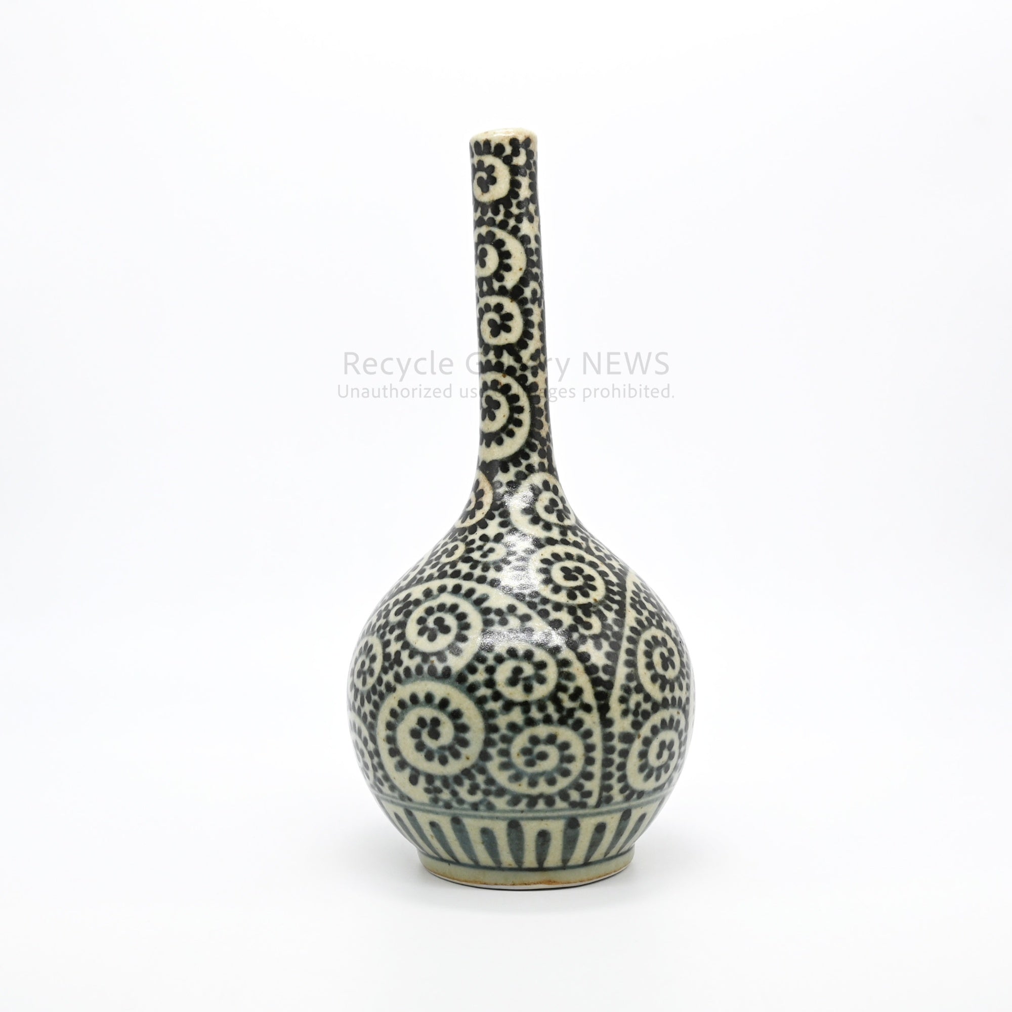 Arita Ware Enzaemon Hand-Painted Long Neck Vase Arabesque Design White Blue Black Japanese Porcelain / 有田焼 円左衛門 蛸唐草 鶴首花瓶 一輪挿し 花器 林勉 染付 白磁 藍 和モダン オリエンタル