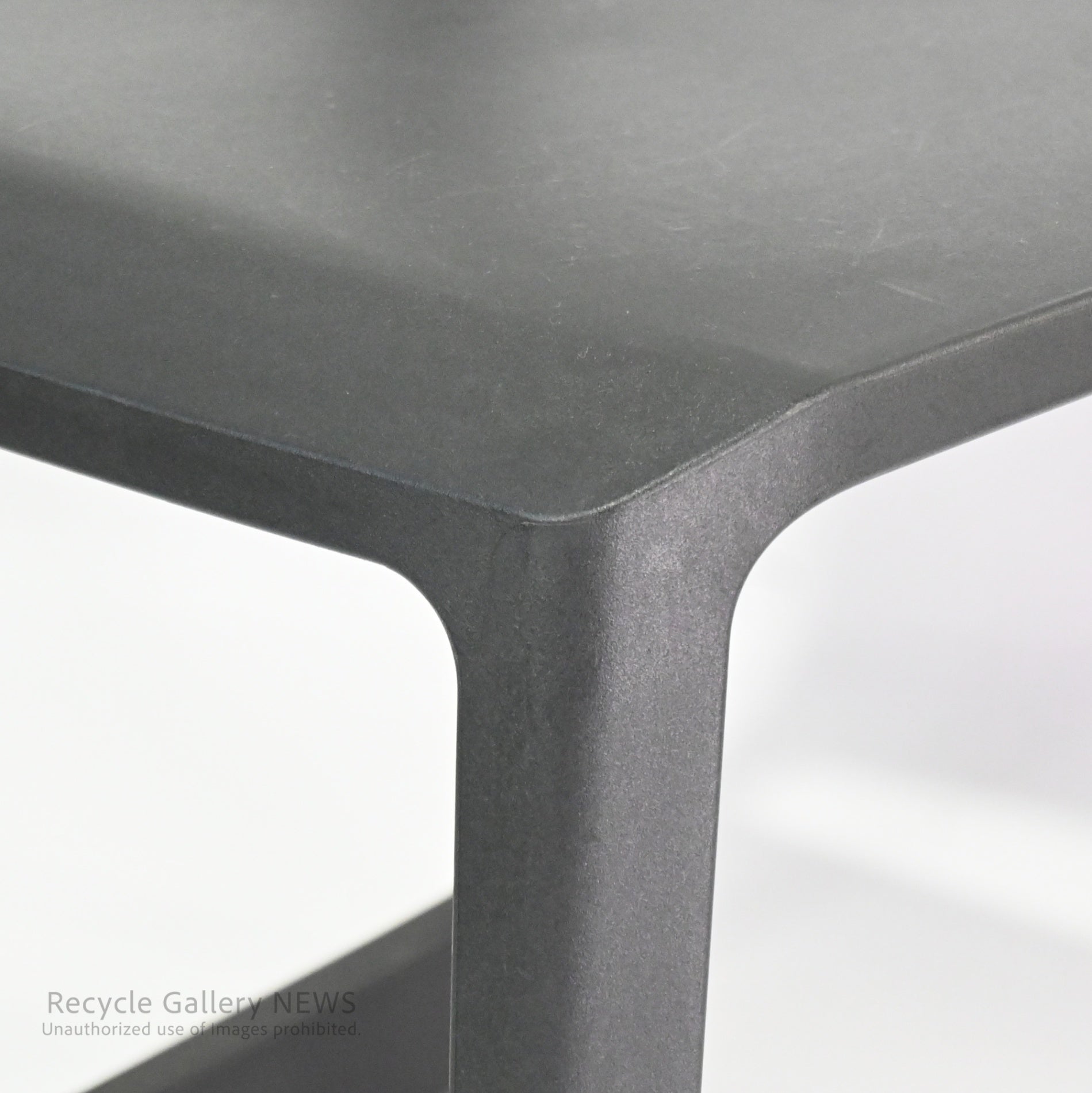 vitra tiptonchair Swiss Product Design by Architects Edward Barber & Jay Osgerby / ヴィトラ ティップ トン チェアー  スイス プロダクトデザイン 建築家 　エドワード・バーバー ジェイ・オズガビー