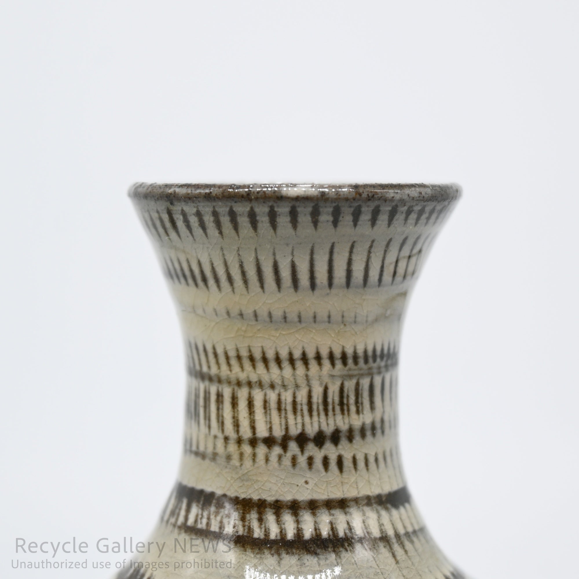 Onta Ware Tobikanna Bud Vase Ivory Brown Modern Japanese Folk Craft / 大分 小鹿田焼 飛び鉋 一輪挿 花瓶 アイボリー ブラウン 伝統工芸 和モダン