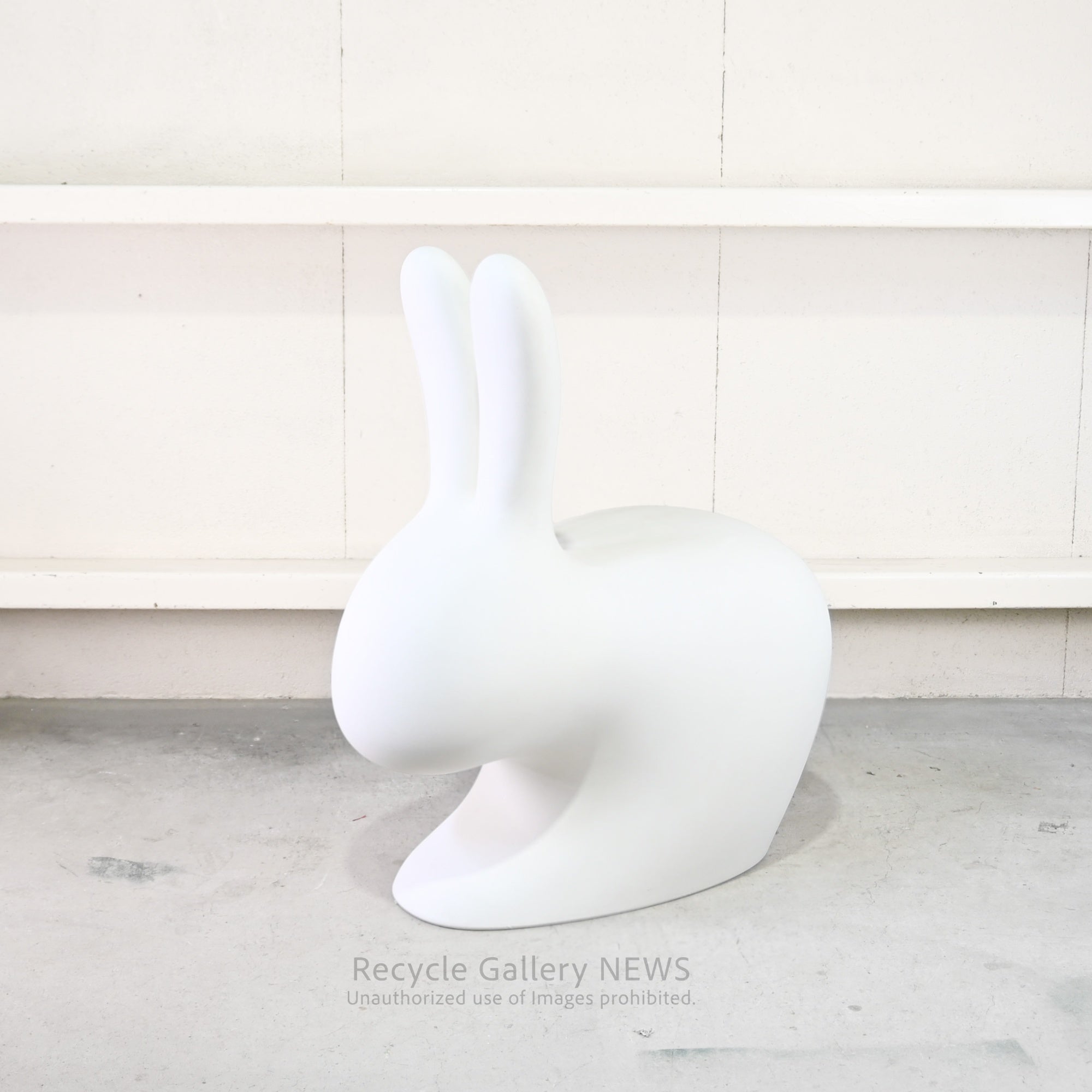 Qeeboo White Rabbit Chair White Italian  Polyethylene Playful Storybook Design Indoor & Outdoor Use / クイーブー ラビットチェア  イタリア 物語 遊び心 ホワイト ポリエチレン 内外兼用