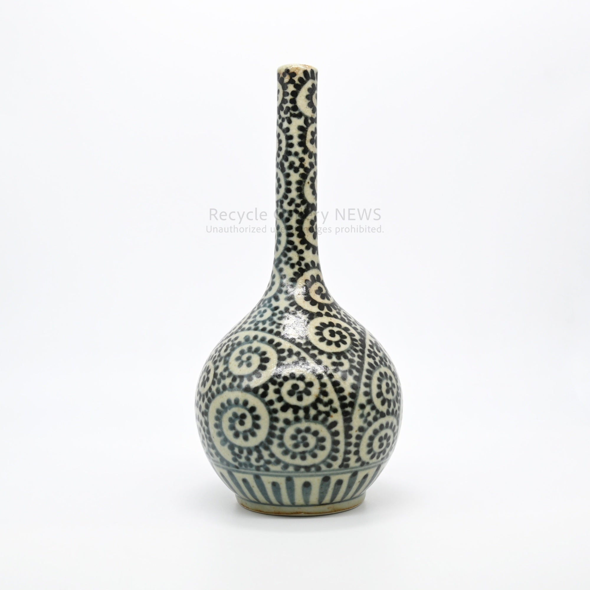 Arita Ware Enzaemon Hand-Painted Long Neck Vase Arabesque Design White Blue Black Japanese Porcelain / 有田焼 円左衛門 蛸唐草 鶴首花瓶 一輪挿し 花器 林勉 染付 白磁 藍 和モダン オリエンタル