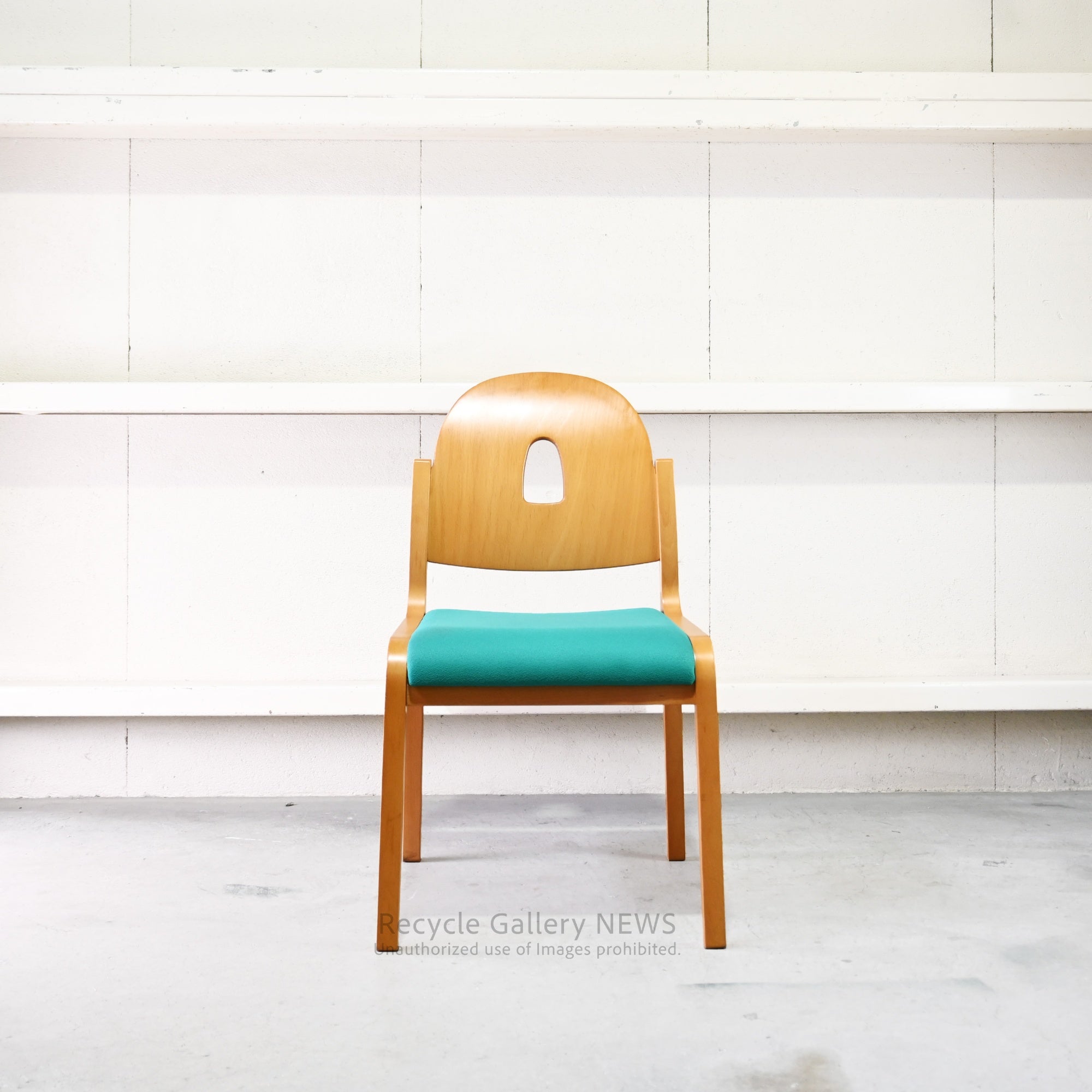 Tendo Mokko Wooden Green fabric Dining Chair with Accent Color Robust Craftsmanship / 天童木工 グリーンファブリック ダイニングチェア 木製 差し色 職人技 堅牢
