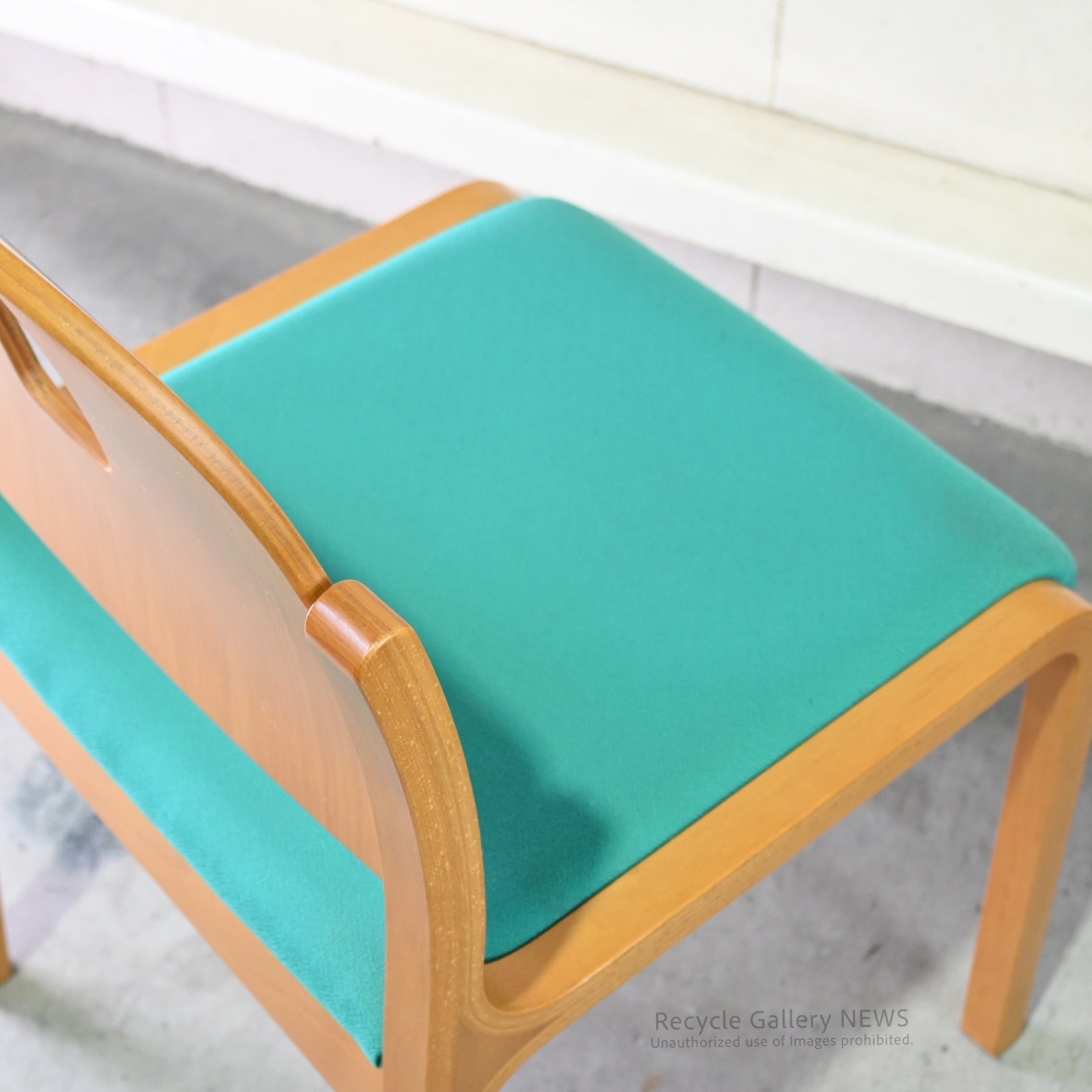 Tendo Mokko Wooden Green fabric Dining Chair with Accent Color Robust Craftsmanship / 天童木工 グリーンファブリック ダイニングチェア 木製 差し色 職人技 堅牢
