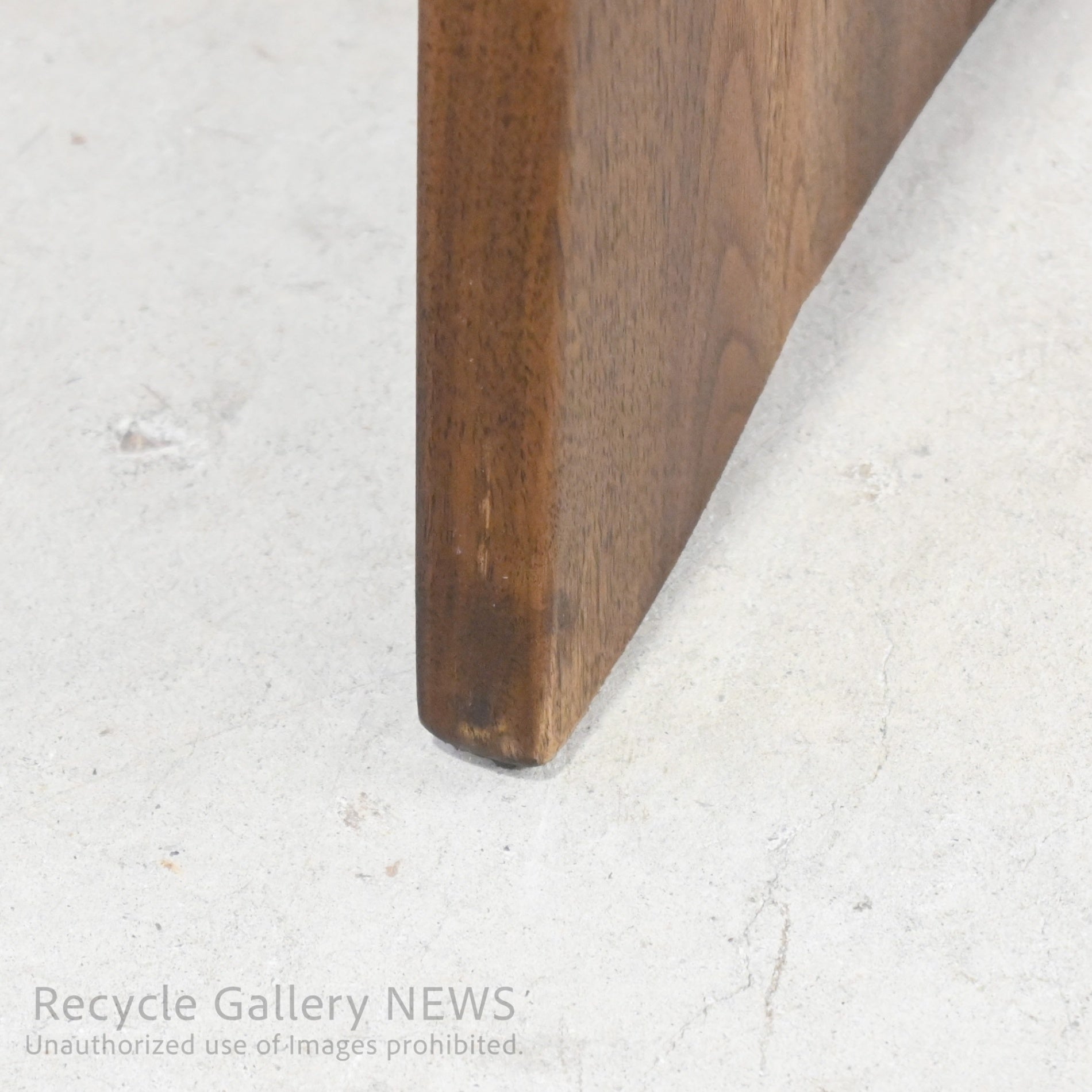 Kuwaya "Ridgeline 48" Solid Wood Multi Stool & Arm Table Japan / 久和屋 リッジライン 48 マルチスツール 日本 ウォールナット ベランダ アームテーブル
