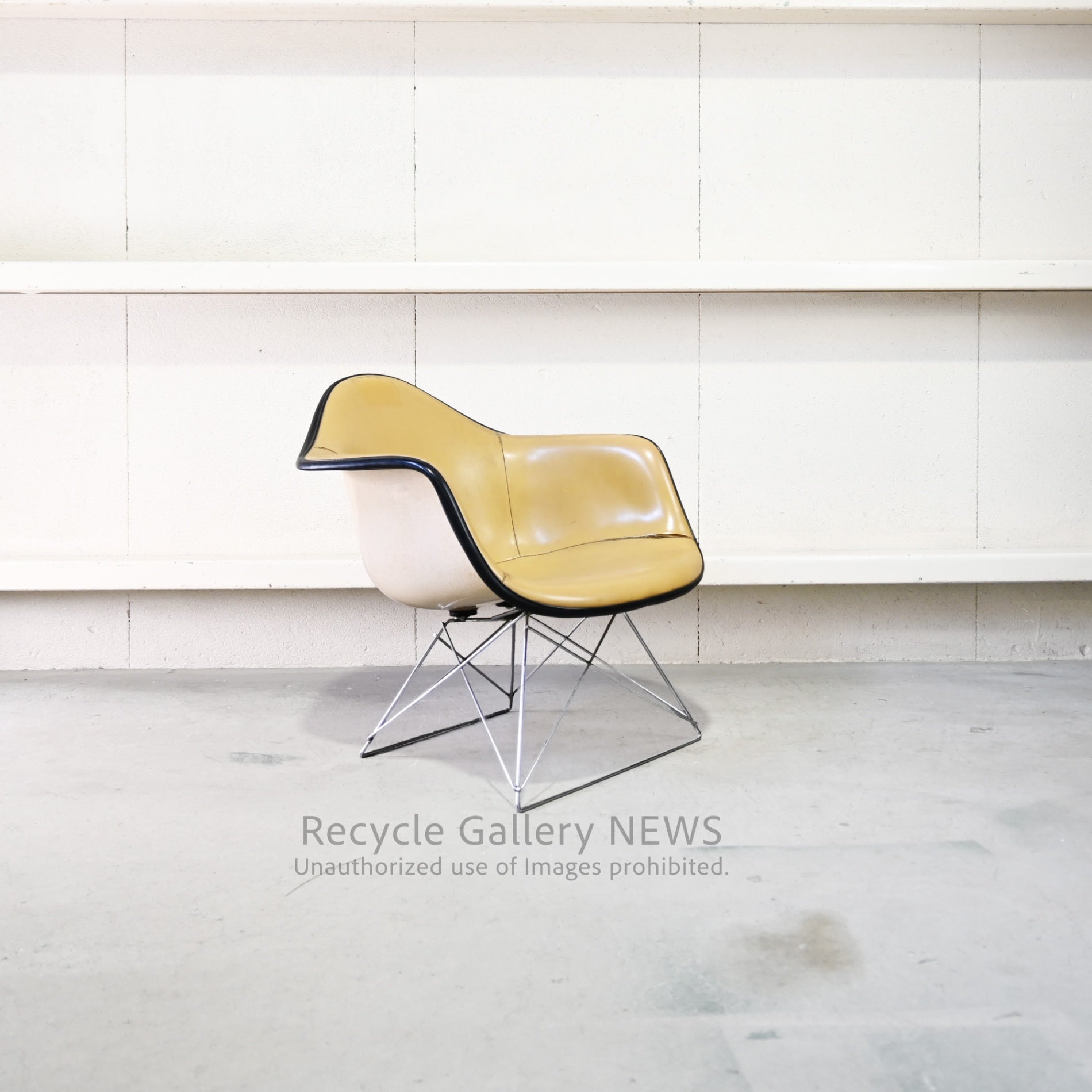 Vintage Herman Miller Eames 1st Generation Arm Shell Chair American Mid Century With Damage / ハーマンミラー イームズ アームシェルチェア 1ｓｔ ﾀﾞﾒｰｼﾞ イームズ夫妻 ミットセンチュリー アメリカ