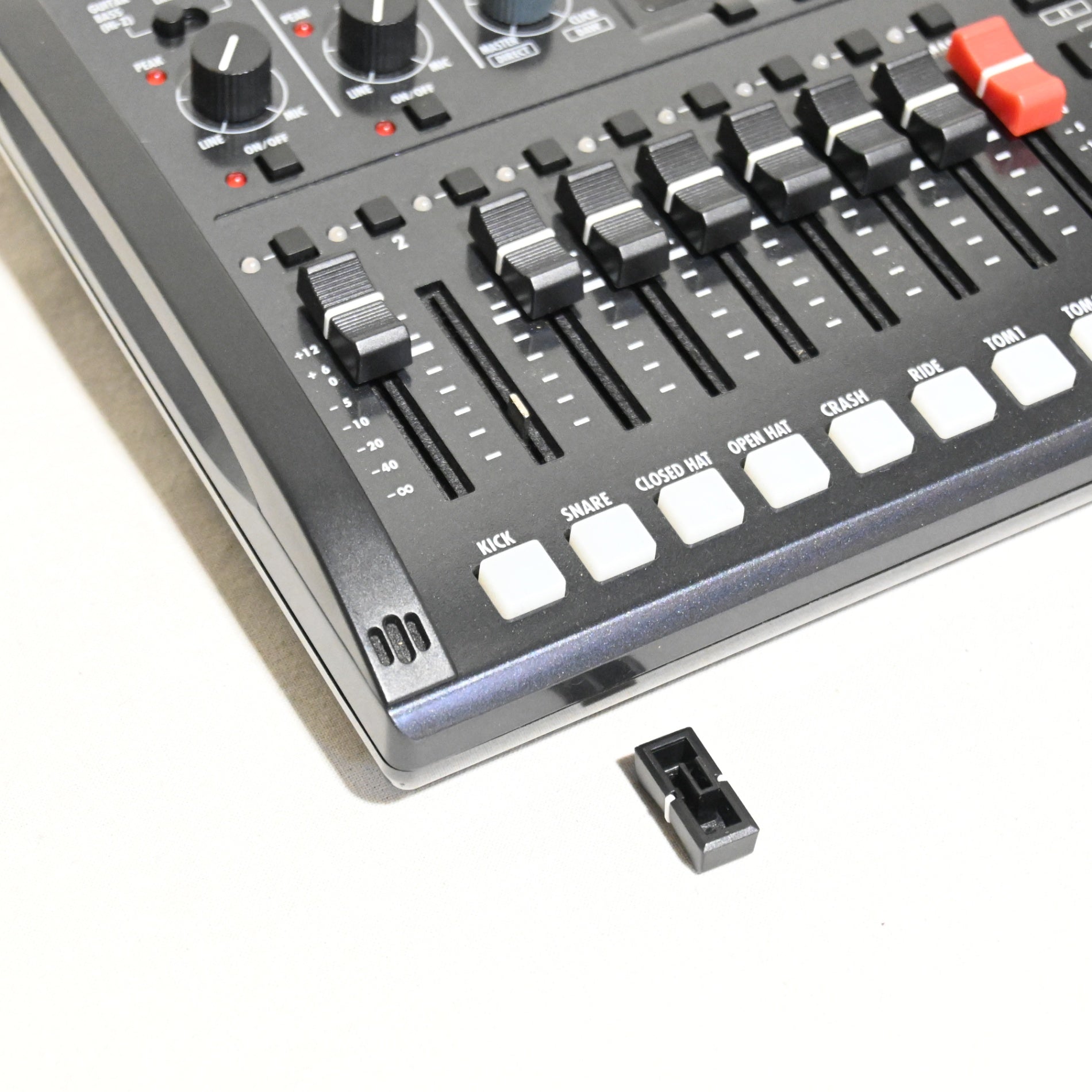 ZOOM R8 Multi-Track Recorder + FS 01 Foot Switch Set Discontinued product / ズーム R8 マルチトラックレコーダー＋ FS 01フットスイッチ セット 生産終了モデル