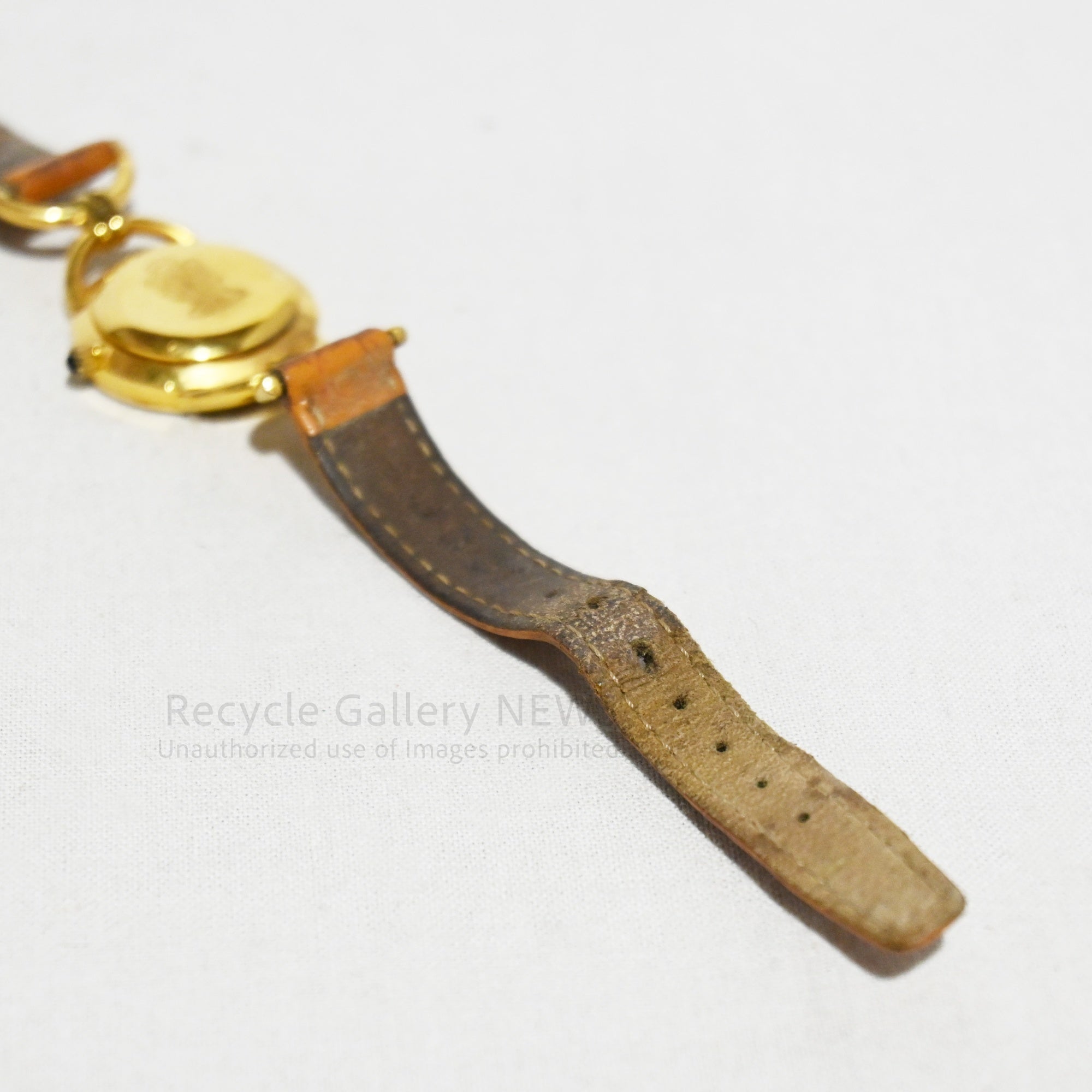 Gucci 6000.2.L Quartz Gold White Shell Operation Unconfirmed Treated as Junk / グッチ クオーツ ゴールド ホワイトシェル 動作未確認・ジャンク扱い