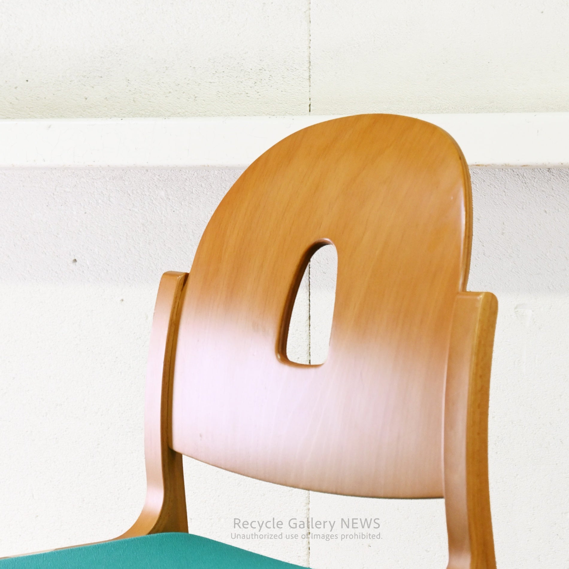 Tendo Mokko Wooden Green fabric Dining Chair with Accent Color Robust Craftsmanship / 天童木工 グリーンファブリック ダイニングチェア 木製 差し色 職人技 堅牢