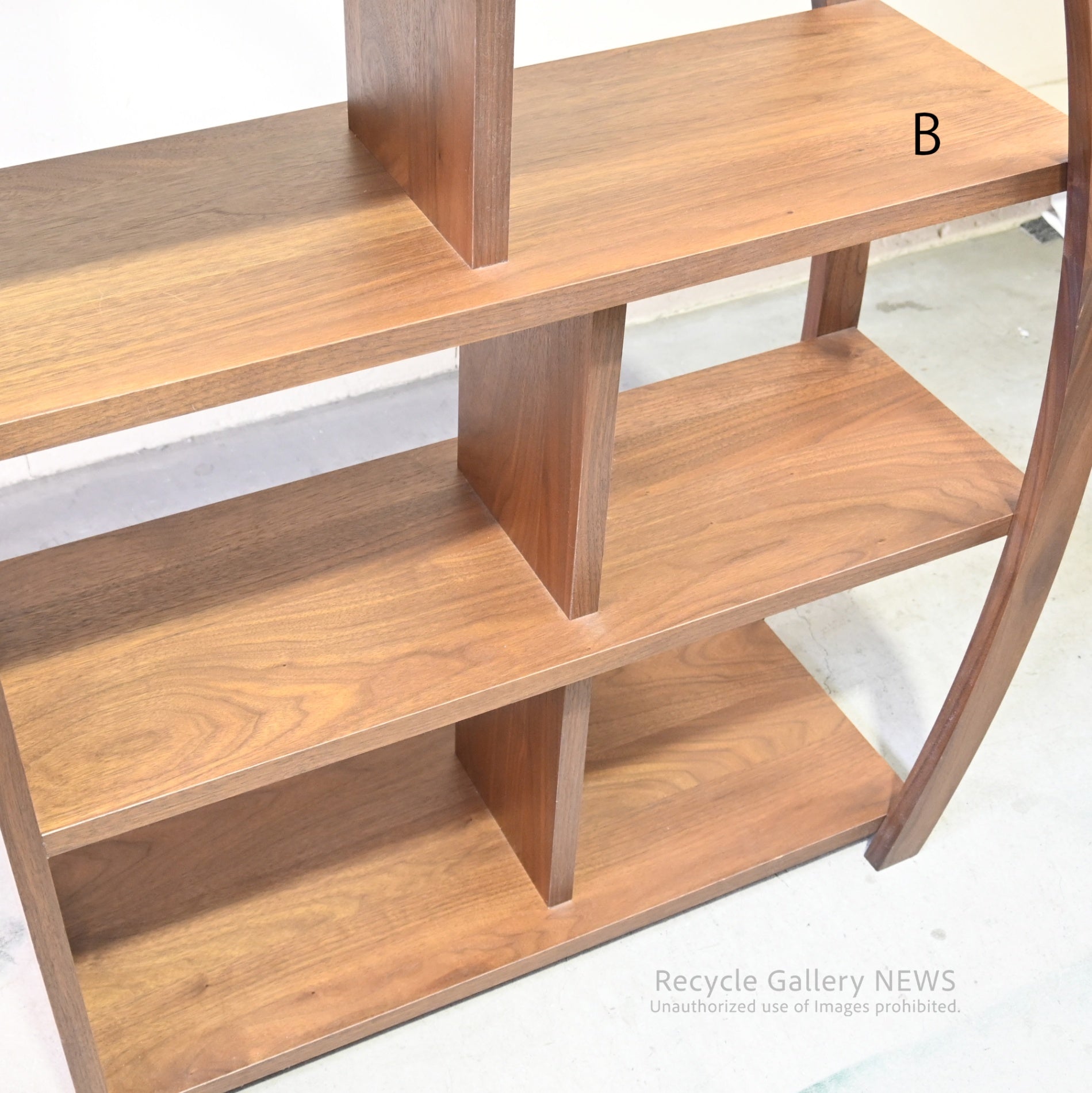 Maruyoshi Mingei Furniture DEEP Series Moon Shelf in Walnut Japanese Craftsmanship Moon Viewing  / マルヨシ民芸家具 ディープシリーズ ムーンシェルフ ウォールナット 職人技 お月見