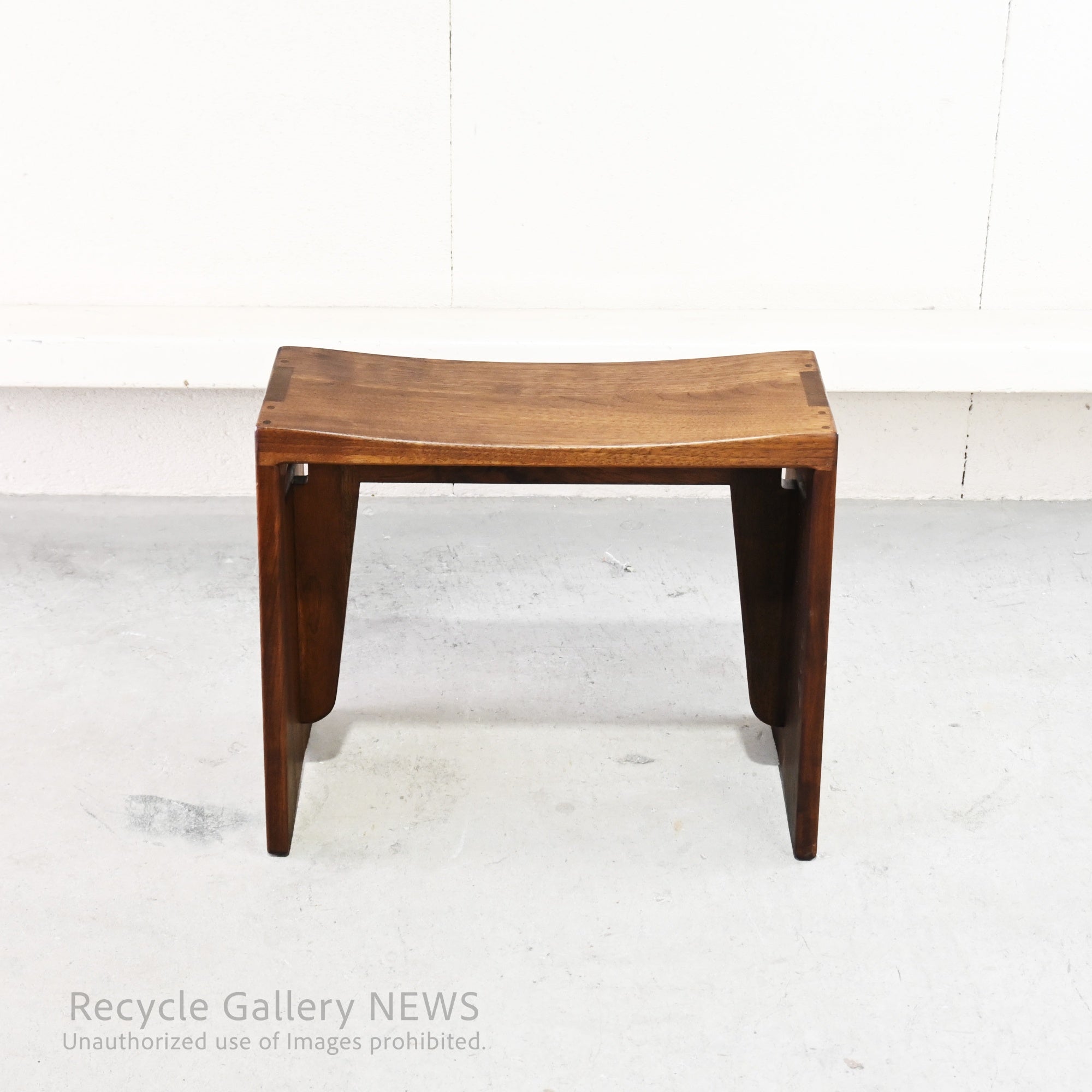 Kuwaya "Ridgeline 48" Solid Wood Multi Stool & Arm Table Japan / 久和屋 リッジライン 48 マルチスツール 日本 ウォールナット ベランダ アームテーブル