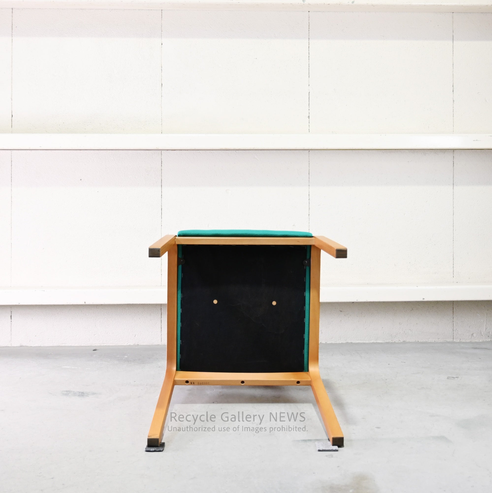 Tendo Mokko Wooden Green fabric Dining Chair with Accent Color Robust Craftsmanship / 天童木工 グリーンファブリック ダイニングチェア 木製 差し色 職人技 堅牢