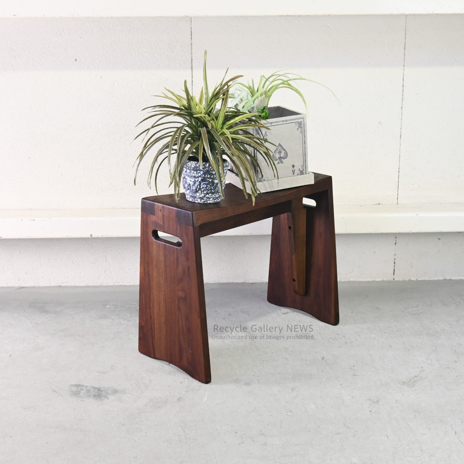 Kuwaya "Ridgeline 48" Solid Wood Multi Stool & Arm Table Japan / 久和屋 リッジライン 48 マルチスツール 日本 ウォールナット ベランダ アームテーブル