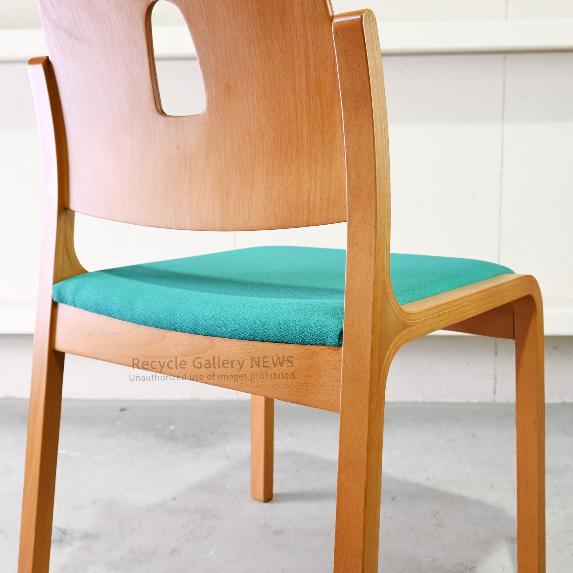 Tendo Mokko Wooden Green fabric Dining Chair with Accent Color Robust Craftsmanship / 天童木工 グリーンファブリック ダイニングチェア 木製 差し色 職人技 堅牢