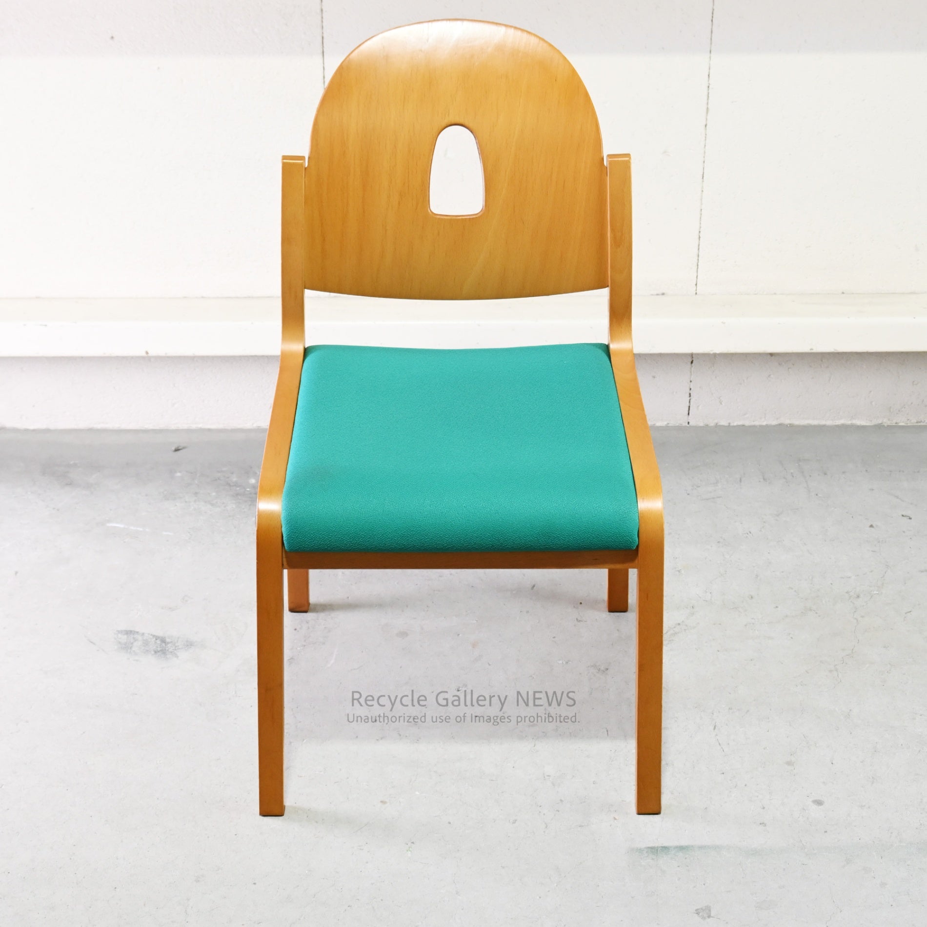 Tendo Mokko Wooden Green fabric Dining Chair with Accent Color Robust Craftsmanship / 天童木工 グリーンファブリック ダイニングチェア 木製 差し色 職人技 堅牢