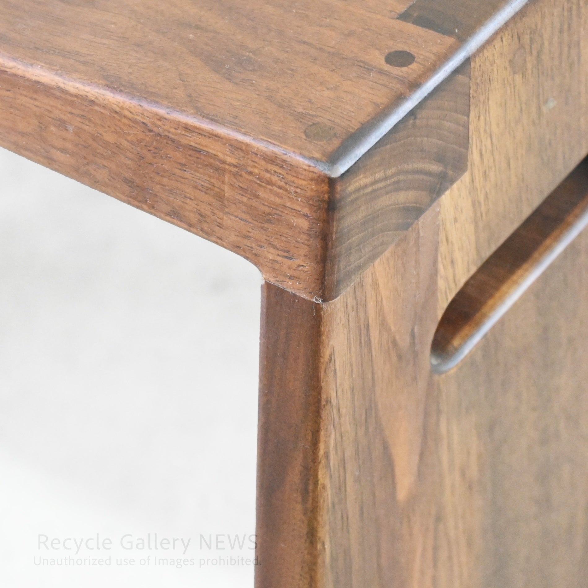 Kuwaya "Ridgeline 48" Solid Wood Multi Stool & Arm Table Japan / 久和屋 リッジライン 48 マルチスツール 日本 ウォールナット ベランダ アームテーブル