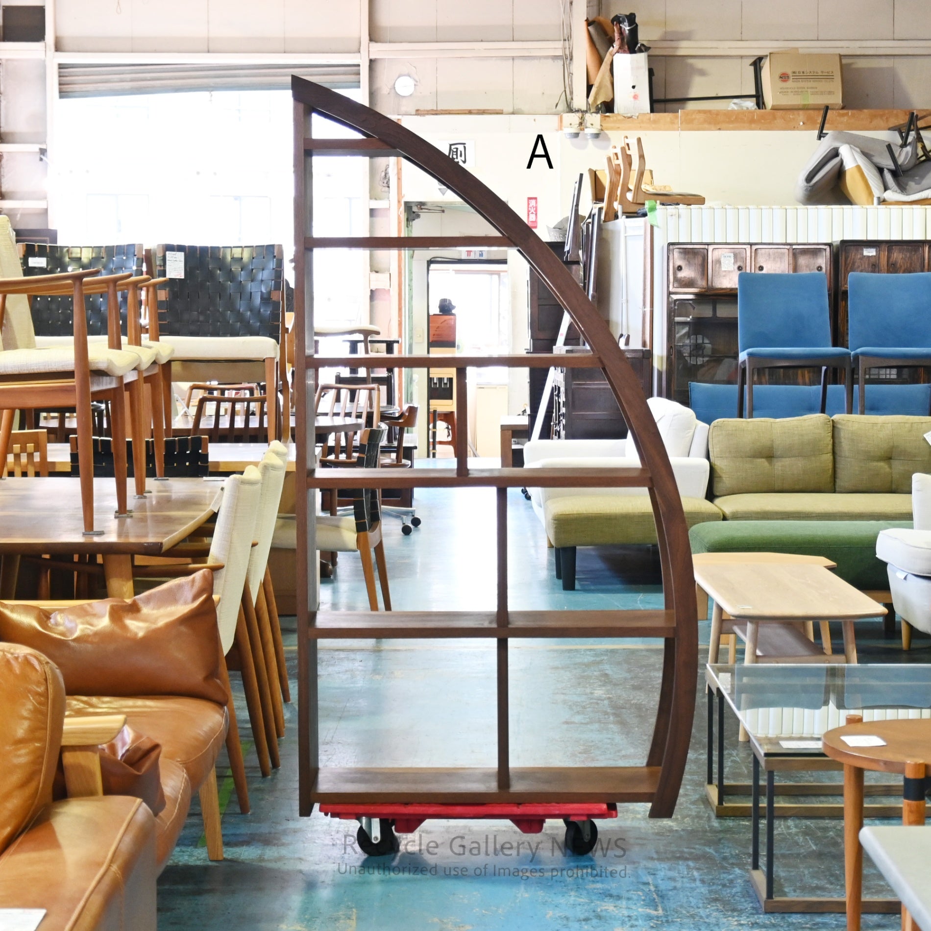 Maruyoshi Mingei Furniture DEEP Series Moon Shelf in Walnut Japanese Craftsmanship Moon Viewing  / マルヨシ民芸家具 ディープシリーズ ムーンシェルフ ウォールナット 職人技 お月見 和家具