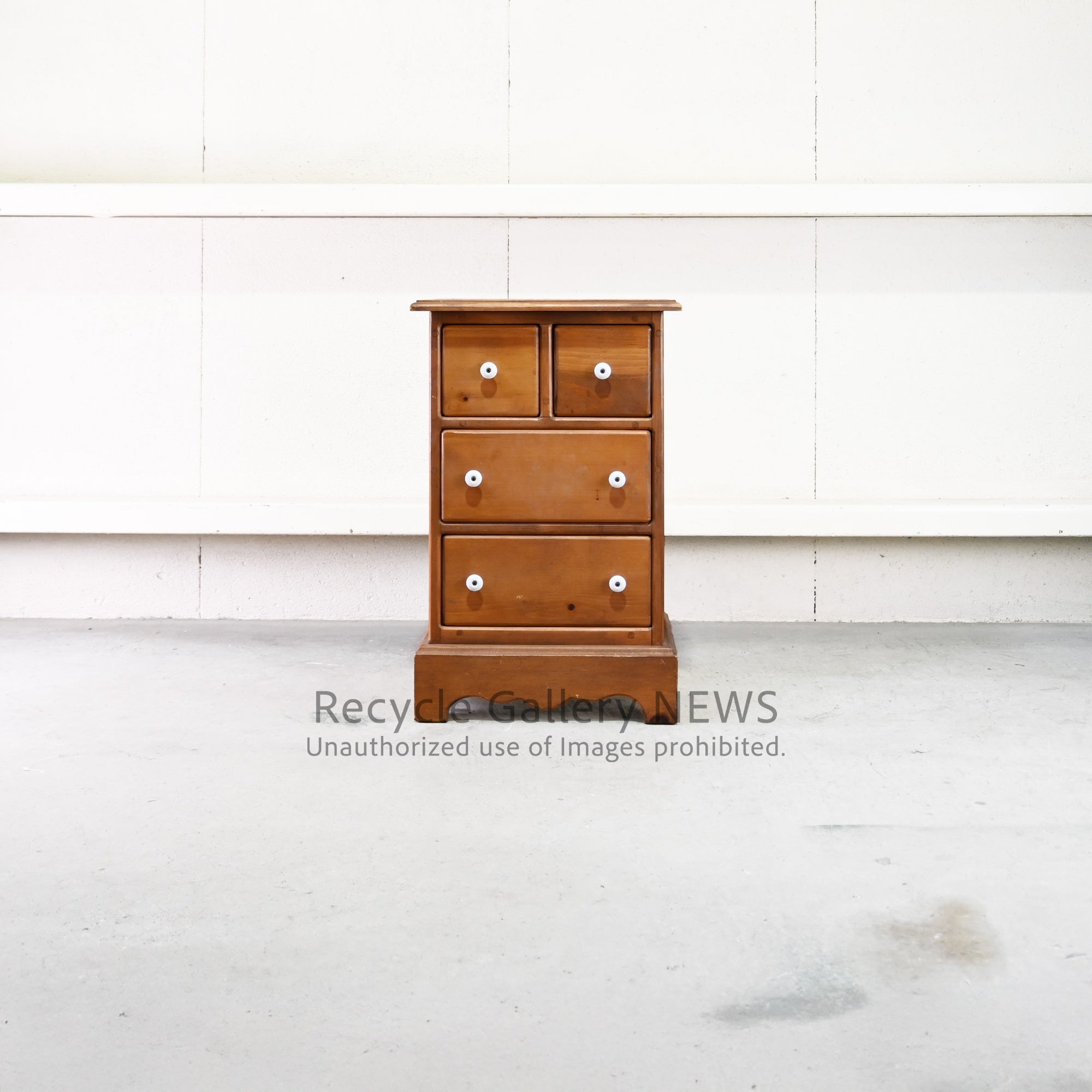 Aunt Stella 's Small American Country Chest of Drawers Early
