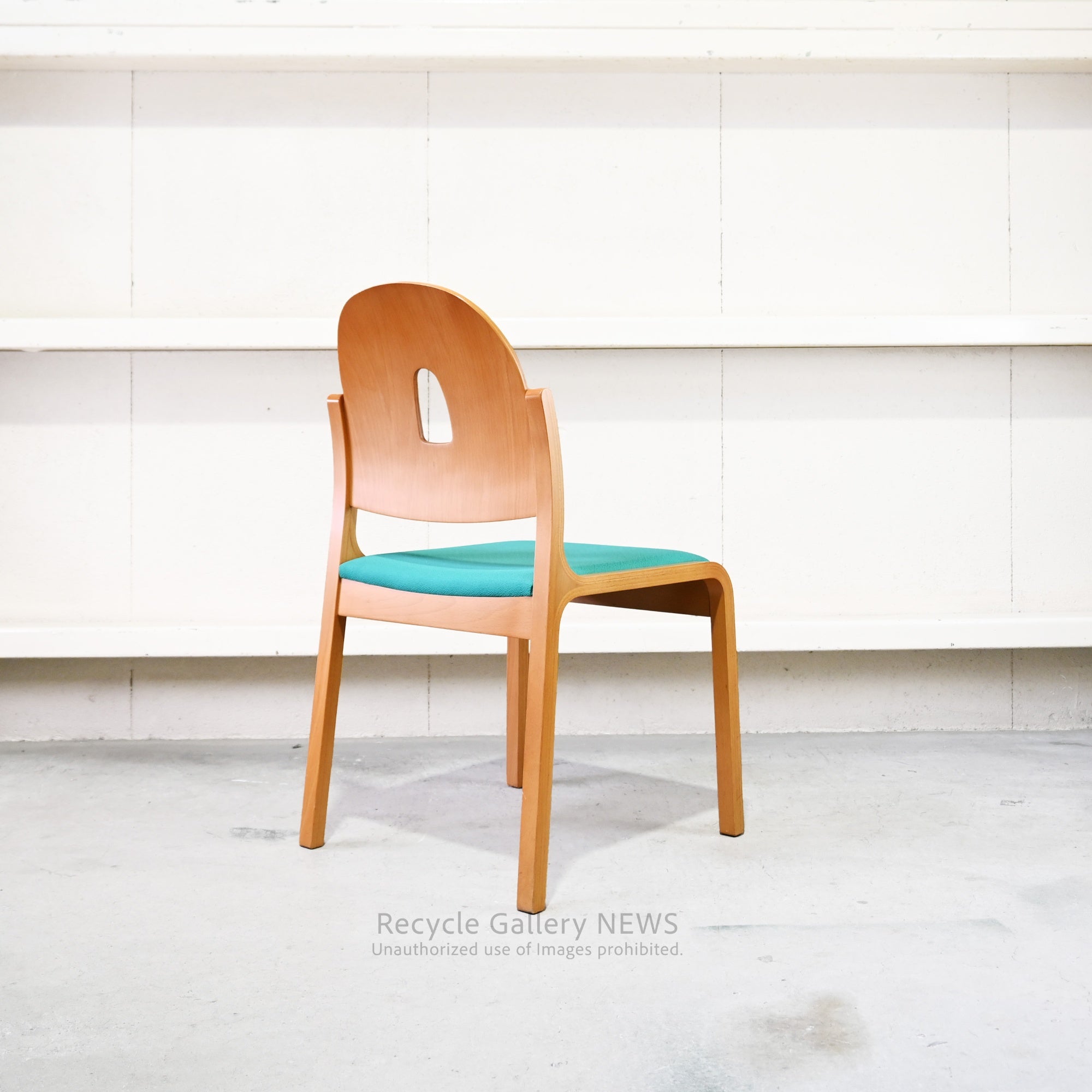 Tendo Mokko Wooden Green fabric Dining Chair with Accent Color Robust Craftsmanship / 天童木工 グリーンファブリック ダイニングチェア 木製 差し色 職人技 堅牢