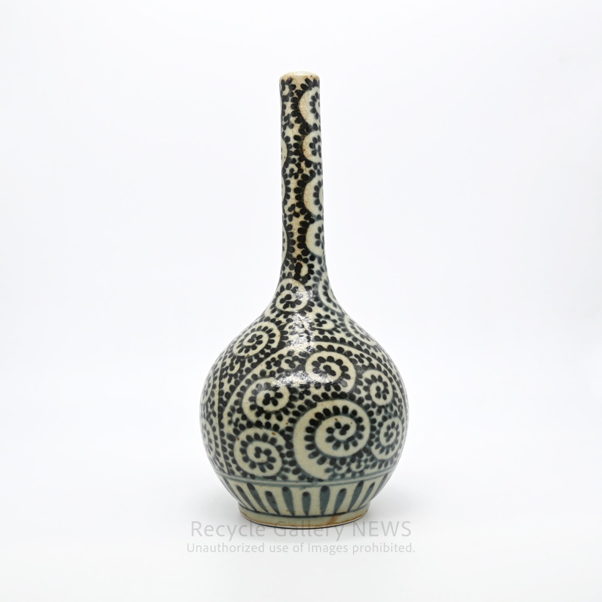 Arita Ware Enzaemon Hand-Painted Long Neck Vase Arabesque Design White Blue Black Japanese Porcelain / 有田焼 円左衛門 蛸唐草 鶴首花瓶 一輪挿し 花器 林勉 染付 白磁 藍 和モダン オリエンタル