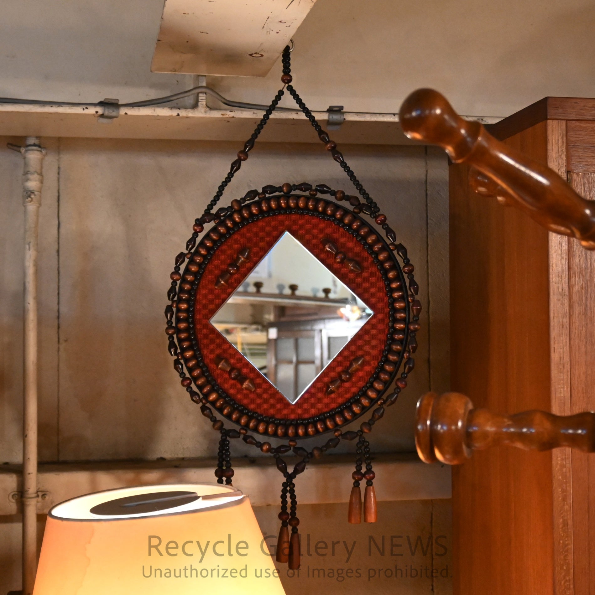 Vintage Wooden Beads Wall Mirror Showa Retro Ethnic Red Black Brown / ヴィンテージ 壁掛け ウッドビーズミラー 八幡山ボウル 昭和レトロ エスニック 赤 黒 茶