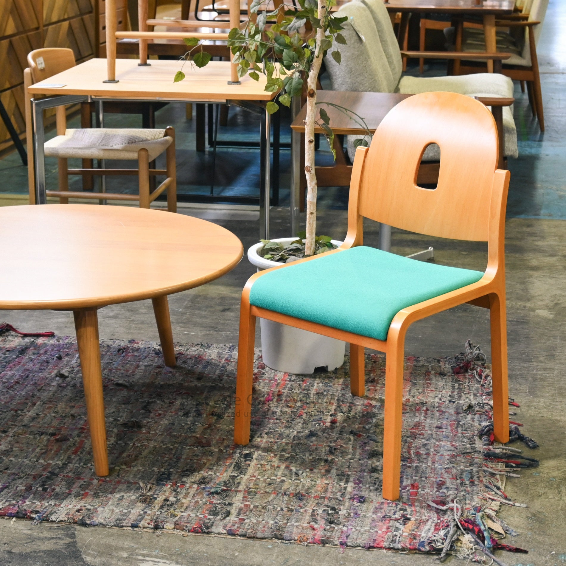 Tendo Mokko Wooden Green fabric Dining Chair with Accent Color Robust Craftsmanship / 天童木工 グリーンファブリック ダイニングチェア 木製 差し色 職人技 堅牢