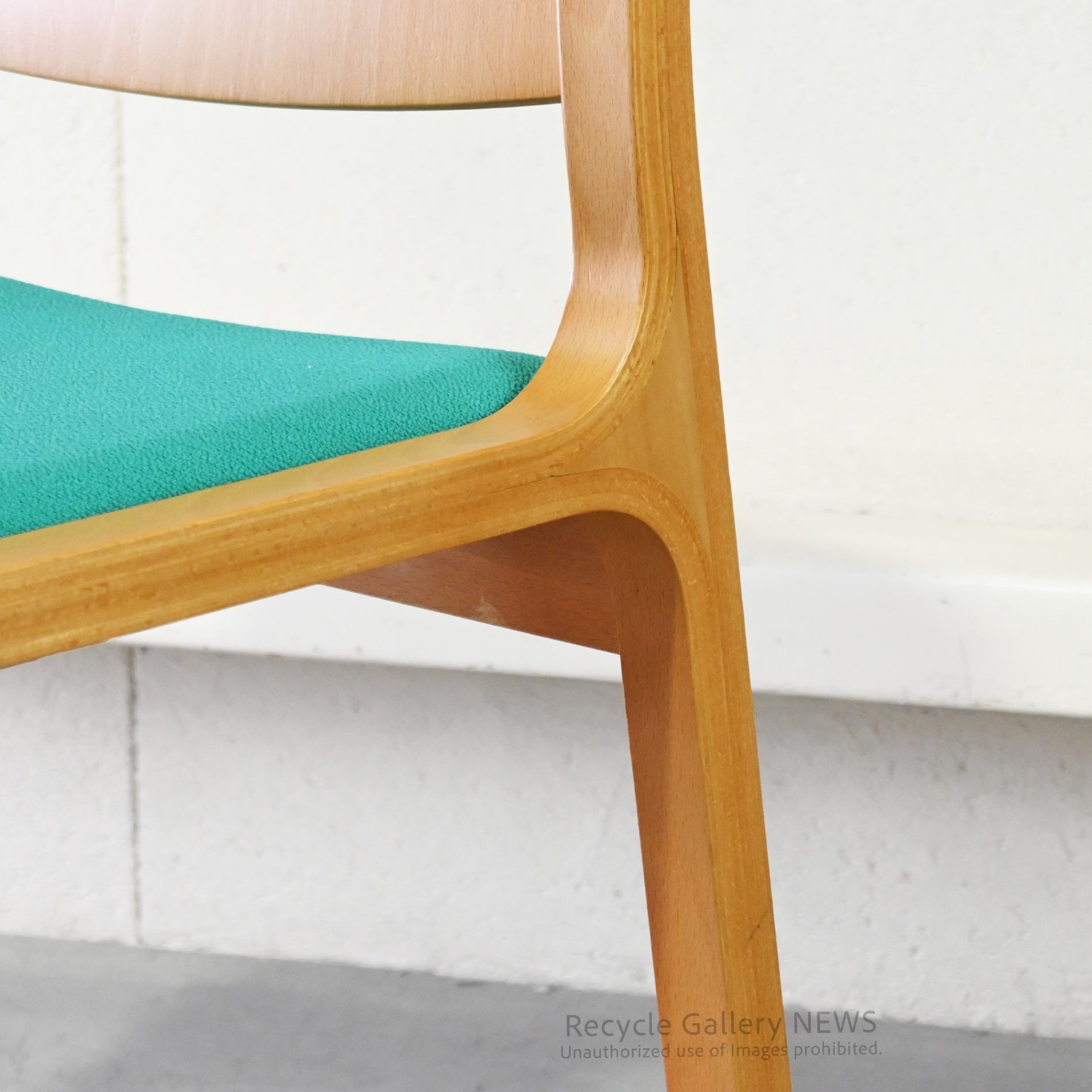 Tendo Mokko Wooden Green fabric Dining Chair with Accent Color Robust Craftsmanship / 天童木工 グリーンファブリック ダイニングチェア 木製 差し色 職人技 堅牢