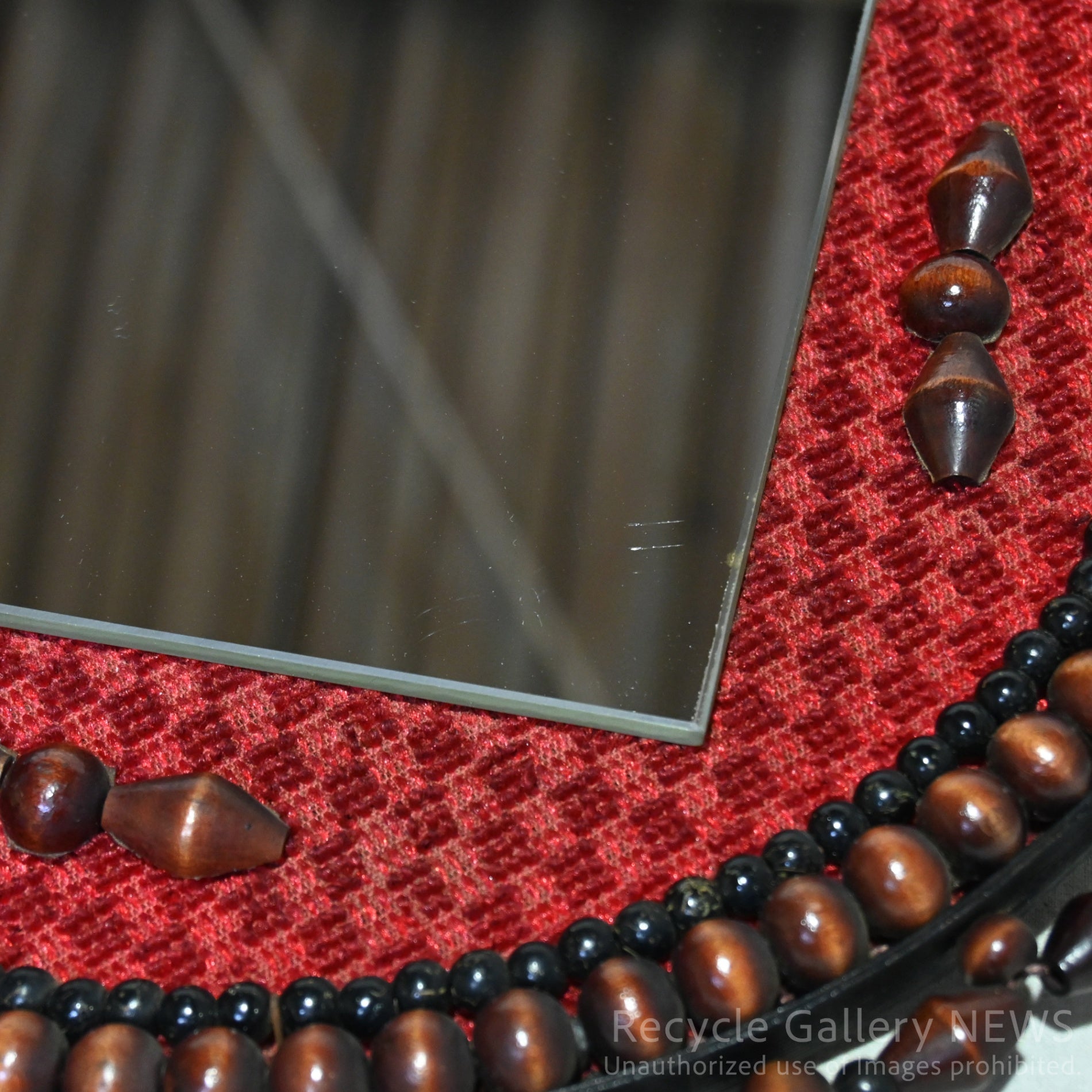 Vintage Wooden Beads Wall Mirror Showa Retro Ethnic Red Black Brown / ヴィンテージ 壁掛け ウッドビーズミラー 八幡山ボウル 昭和レトロ エスニック 赤 黒 茶