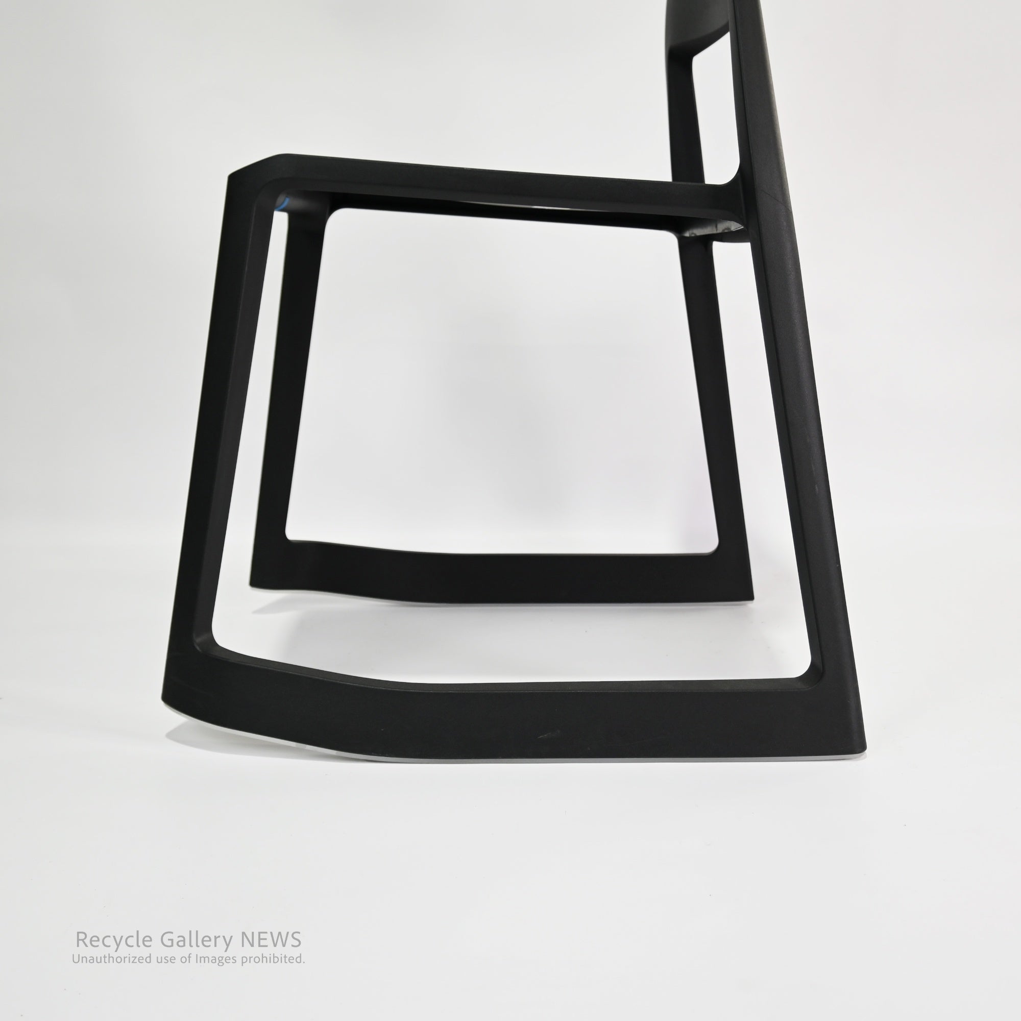 vitra tiptonchair Swiss Product Design by Architects Edward Barber & Jay Osgerby / ヴィトラ ティップ トン チェアー  スイス プロダクトデザイン 建築家 　エドワード・バーバー ジェイ・オズガビー