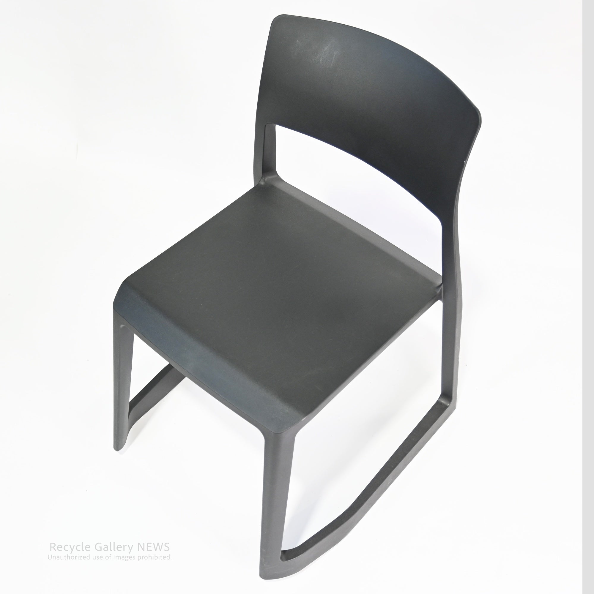 vitra tiptonchair Swiss Product Design by Architects Edward Barber & Jay Osgerby / ヴィトラ ティップ トン チェアー  スイス プロダクトデザイン 建築家 　エドワード・バーバー ジェイ・オズガビー