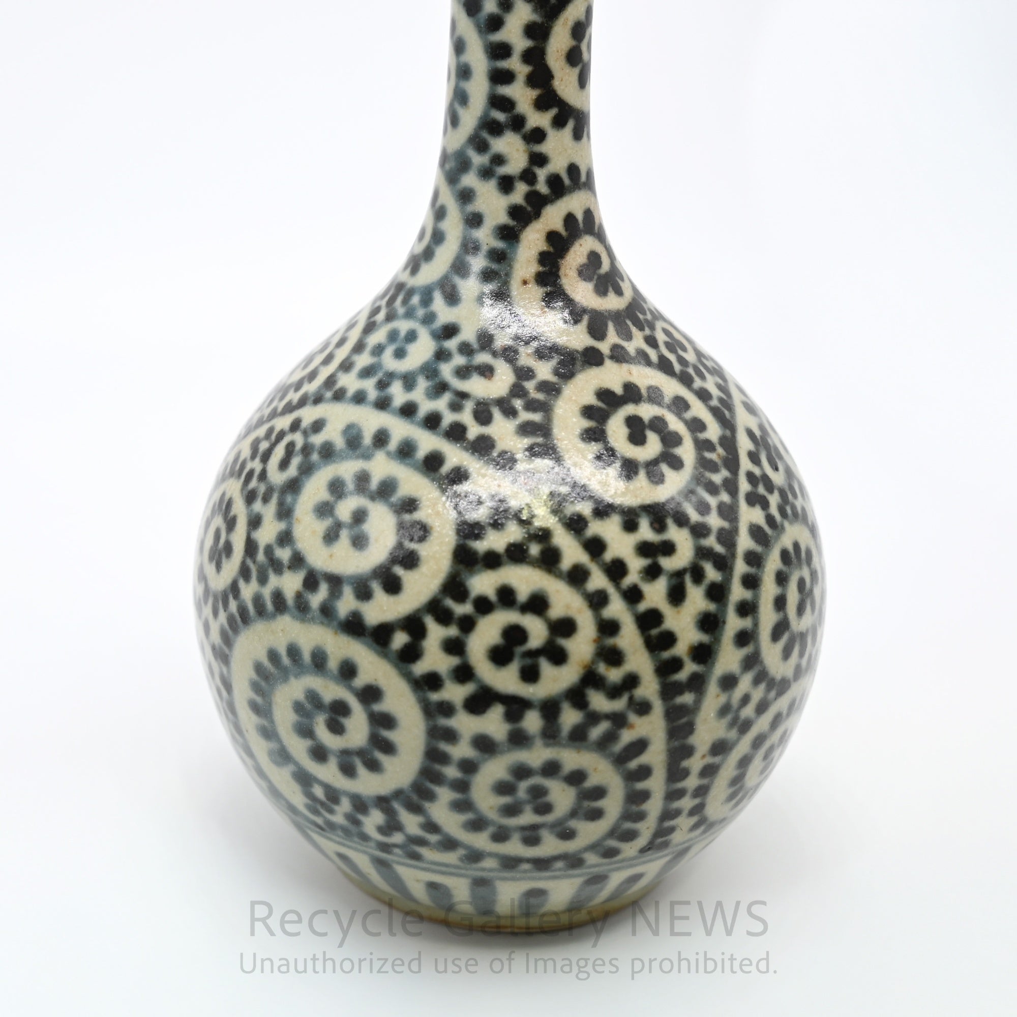 Arita Ware Enzaemon Hand-Painted Long Neck Vase Arabesque Design White Blue Black Japanese Porcelain / 有田焼 円左衛門 蛸唐草 鶴首花瓶 一輪挿し 花器 林勉 染付 白磁 藍 和モダン オリエンタル