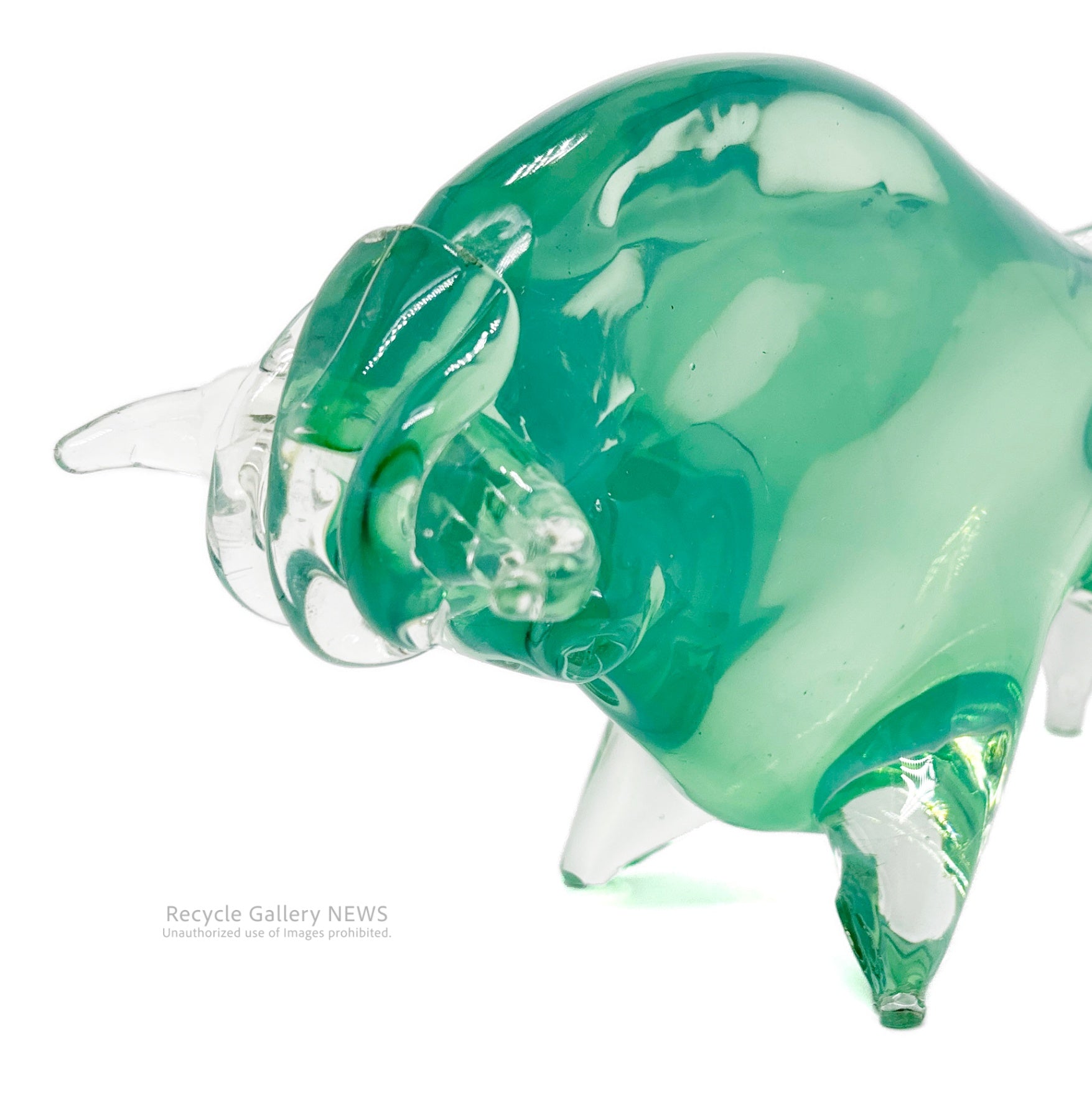 Glass bull figurine Green / ガラス製 闘牛 オブジェ エメラルドグリーン