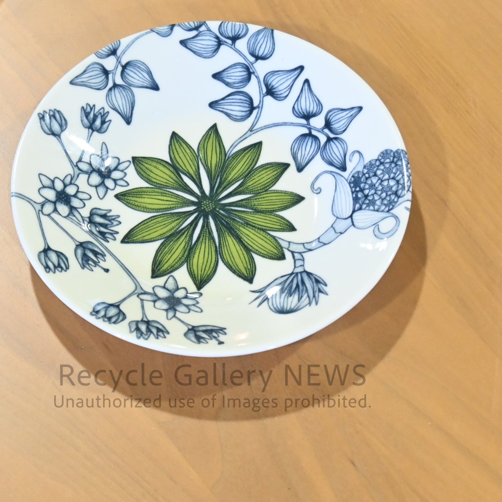 ARABIA  Runo Spring Drop Finland Floral 16.5cm Plate with Old Backstamp, Scandinavian Style / アラビア "ルノ スプリング ドロップ" 16.5cmプレート フィンランド 北欧 花柄  旧スタンプ