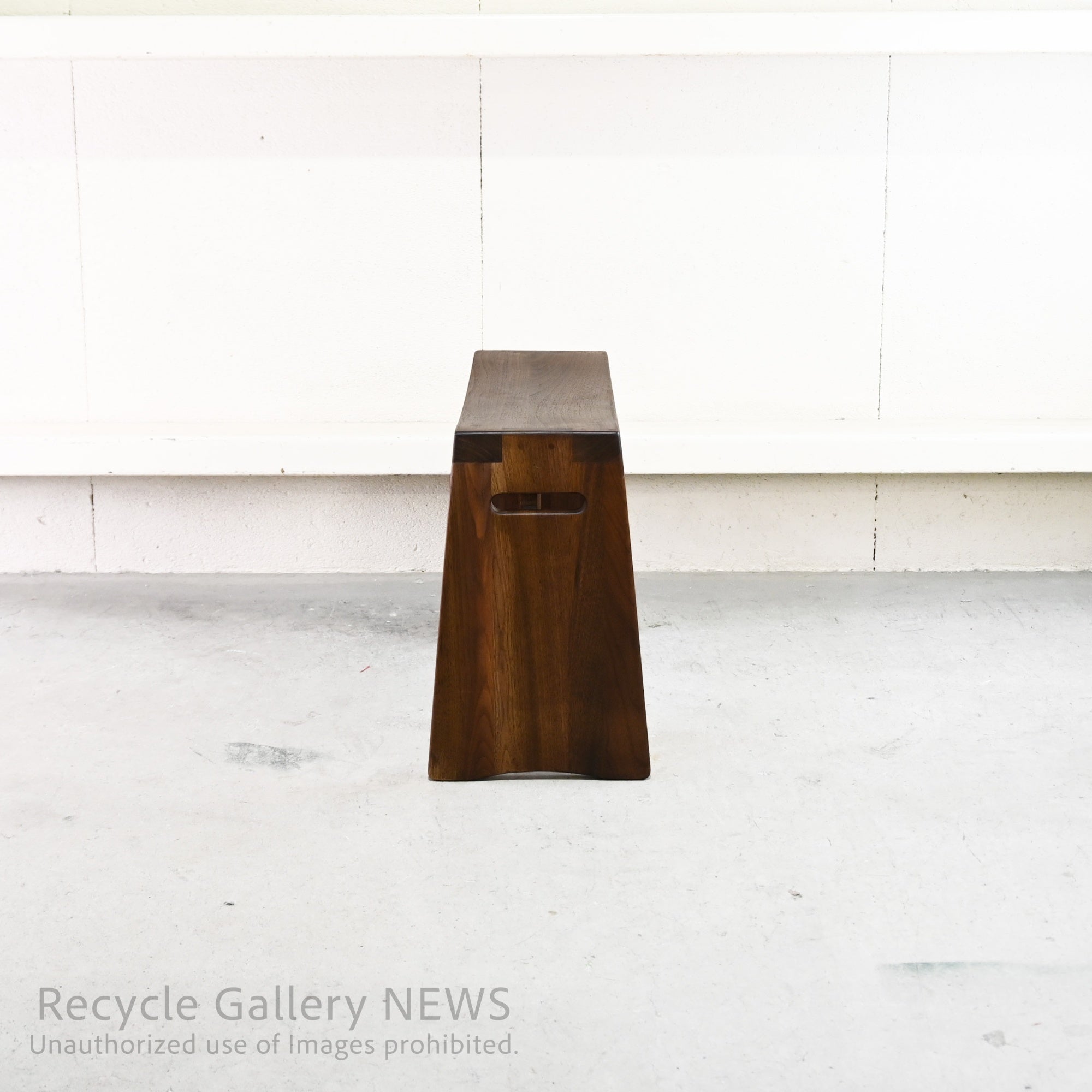 Kuwaya "Ridgeline 48" Solid Wood Multi Stool & Arm Table Japan / 久和屋 リッジライン 48 マルチスツール 日本 ウォールナット ベランダ アームテーブル