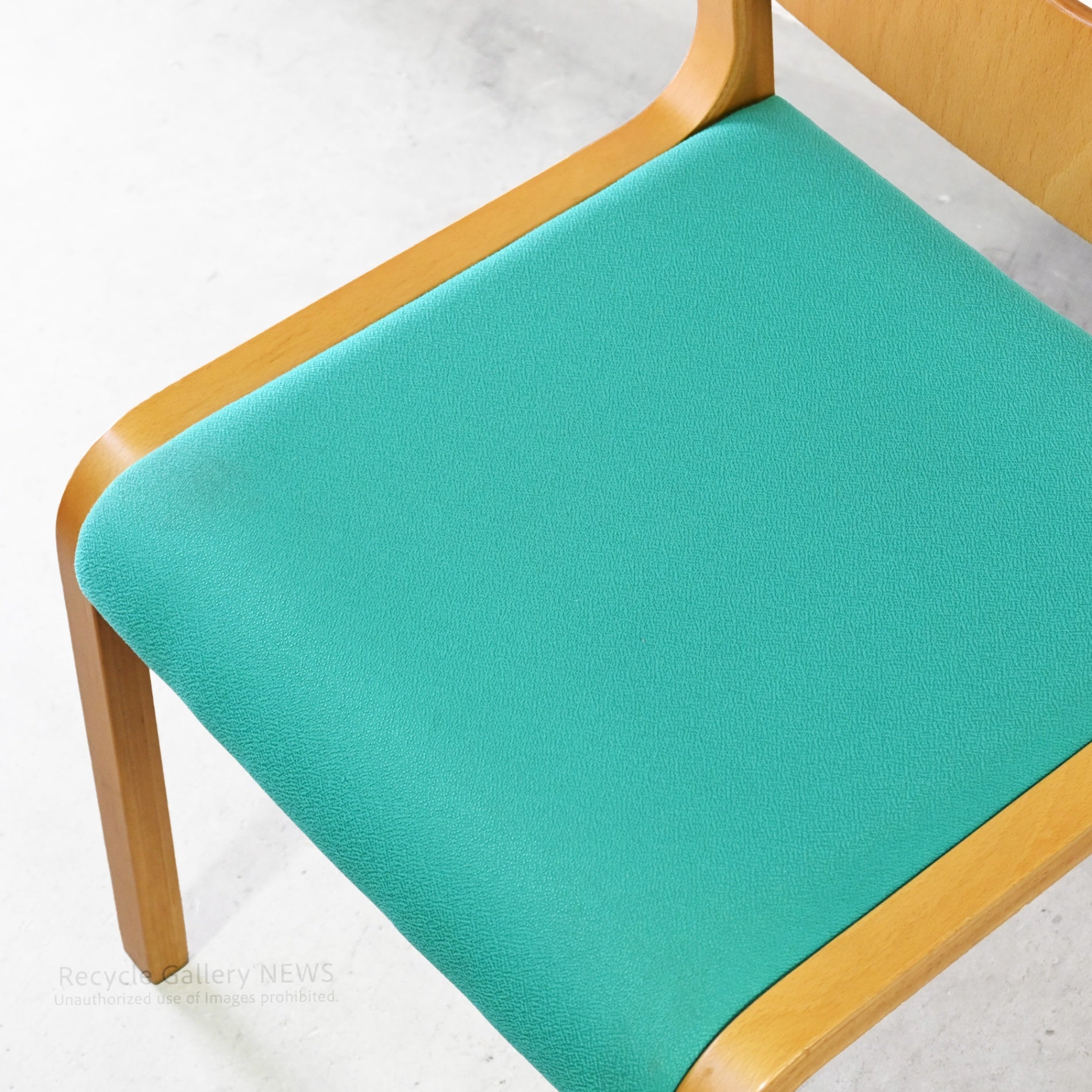 Tendo Mokko Wooden Green fabric Dining Chair with Accent Color Robust Craftsmanship / 天童木工 グリーンファブリック ダイニングチェア 木製 差し色 職人技 堅牢