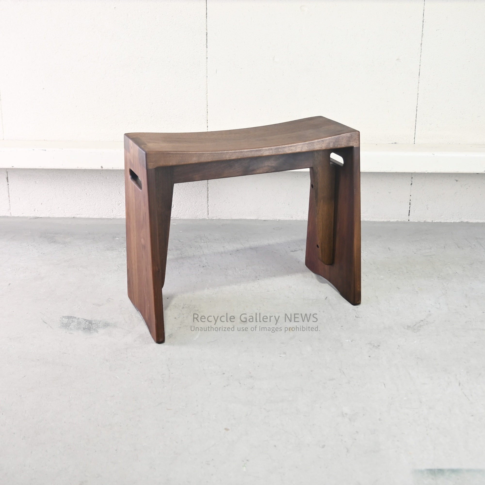 Kuwaya "Ridgeline 48" Solid Wood Multi Stool & Arm Table Japan / クワヤ リッジライン 48 マルチスツール 日本 ウォールナット ベランダ アームテーブル