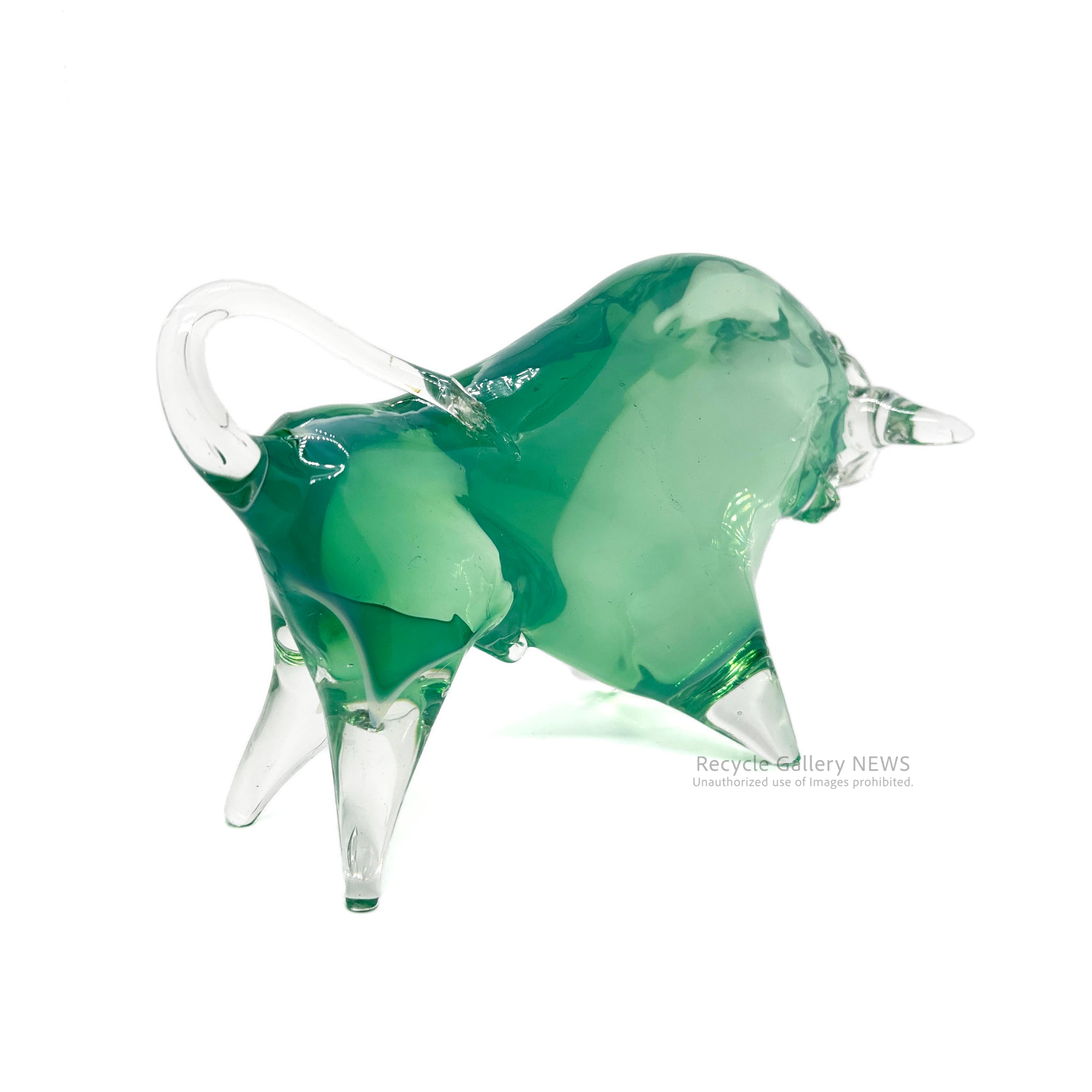 Glass bull figurine Green / ガラス製 闘牛 オブジェ エメラルドグリーン